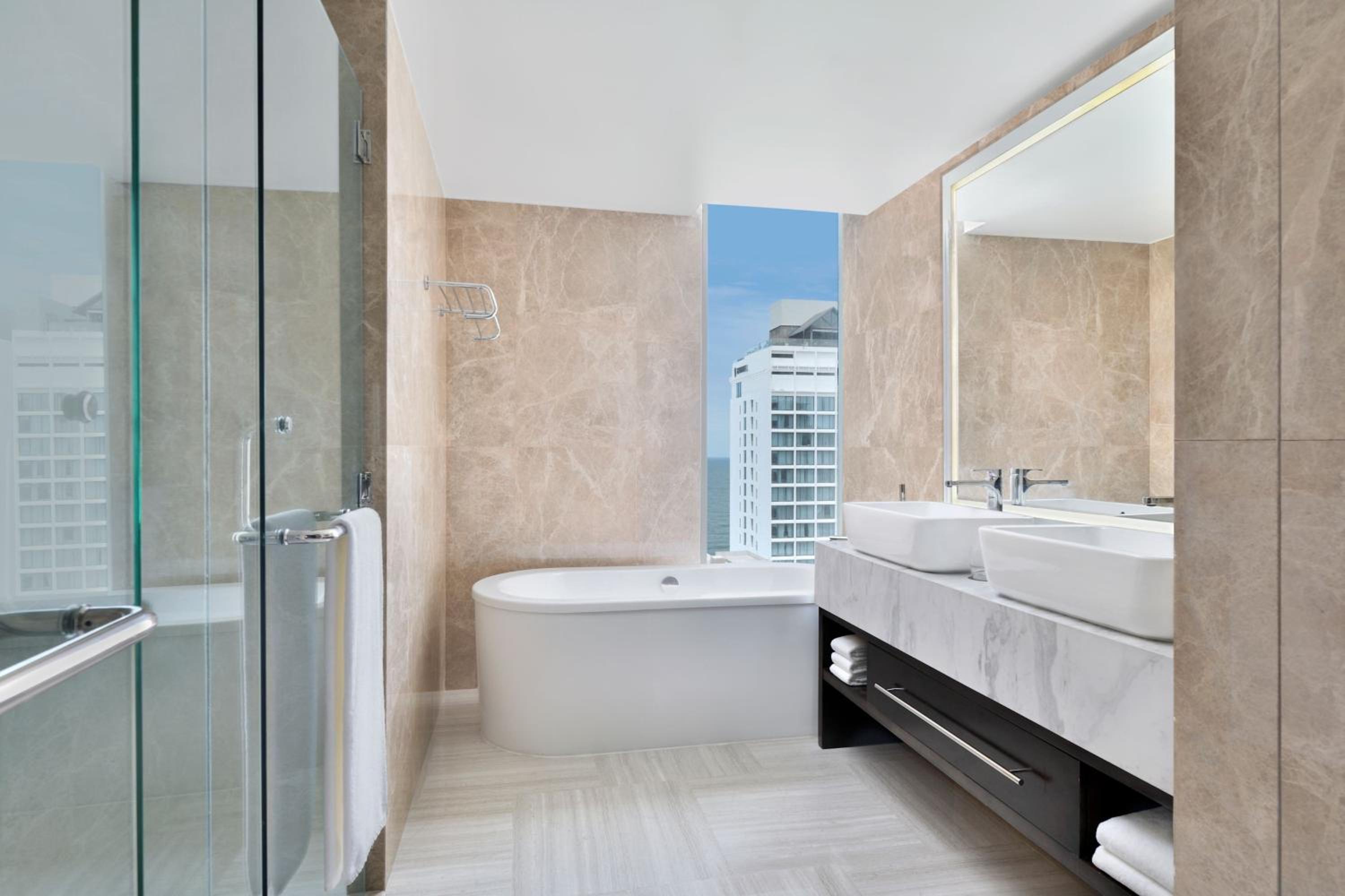 Premier Corner King Room with Ocean View - Club Lounge Access with 15% spa discount per room + 15% F&B discount per room + Early check in and Late Checkout subject to availability - Photo 2