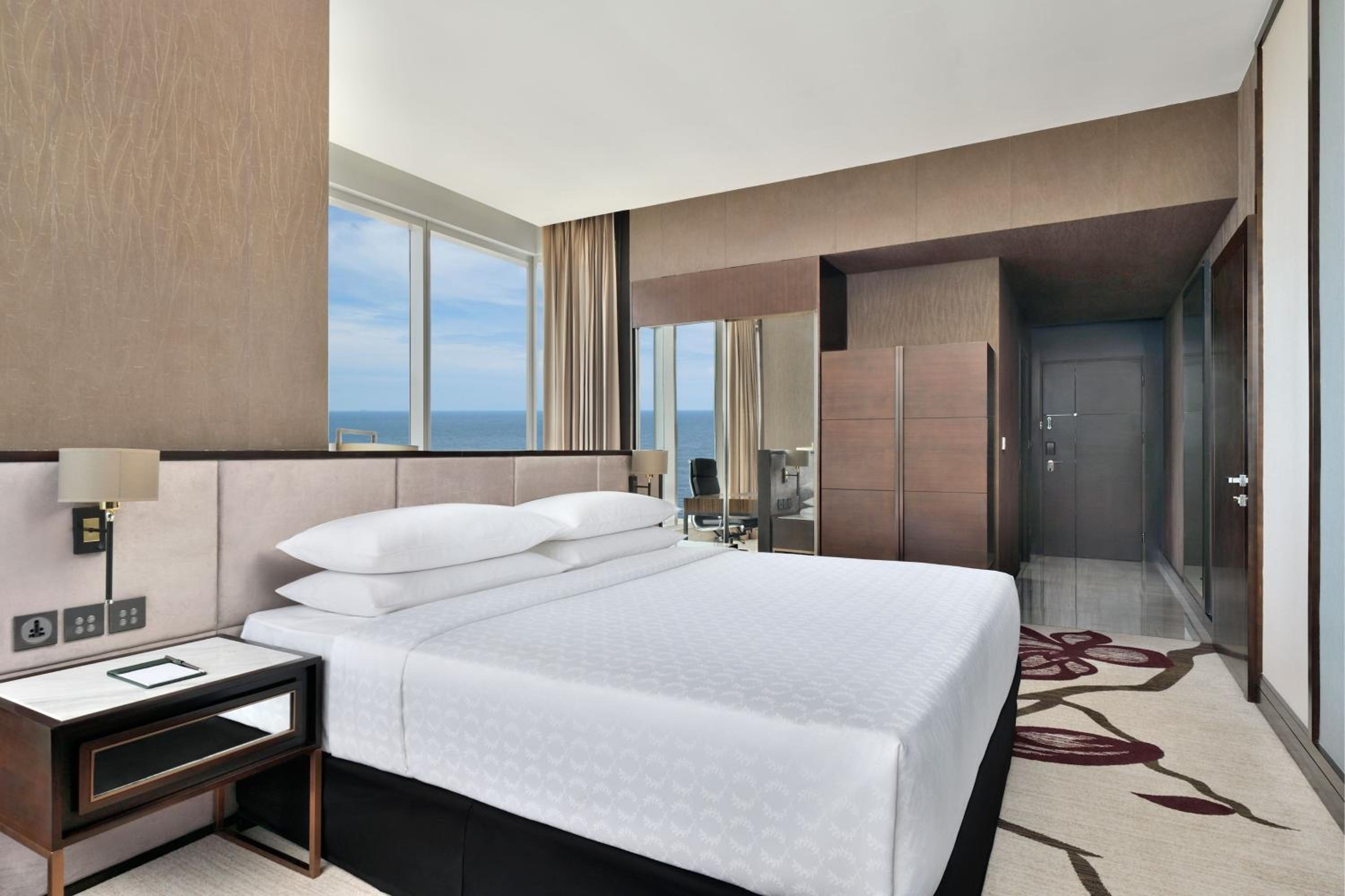 Premier Corner King Room with Ocean View - Club Lounge Access with 15% spa discount per room + 15% F&B discount per room + Early check in and Late Checkout subject to availability - Photo 3