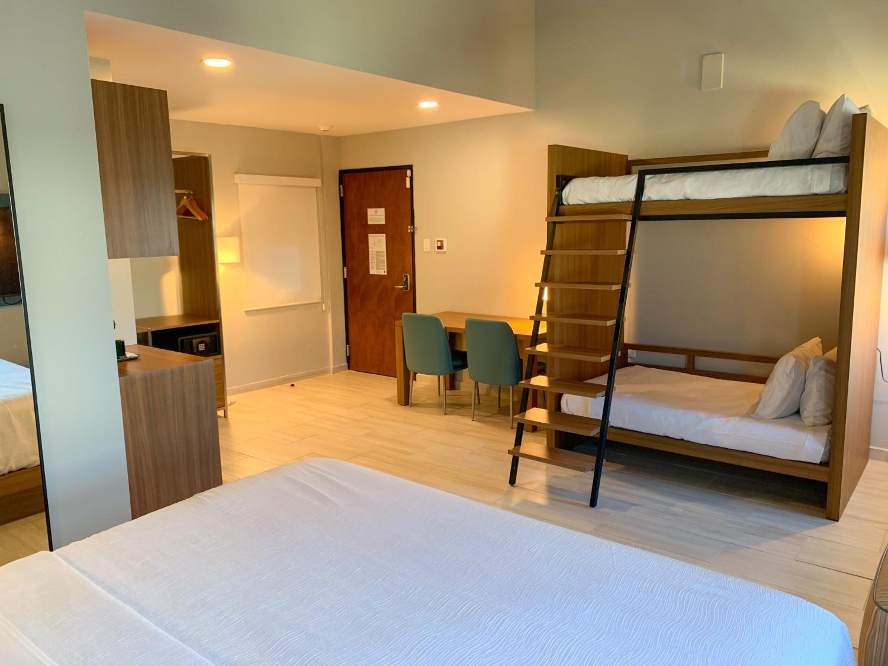 1 King Bed And 1 Bunk Bed, Family Suite, Non-Smoking - Photo 2