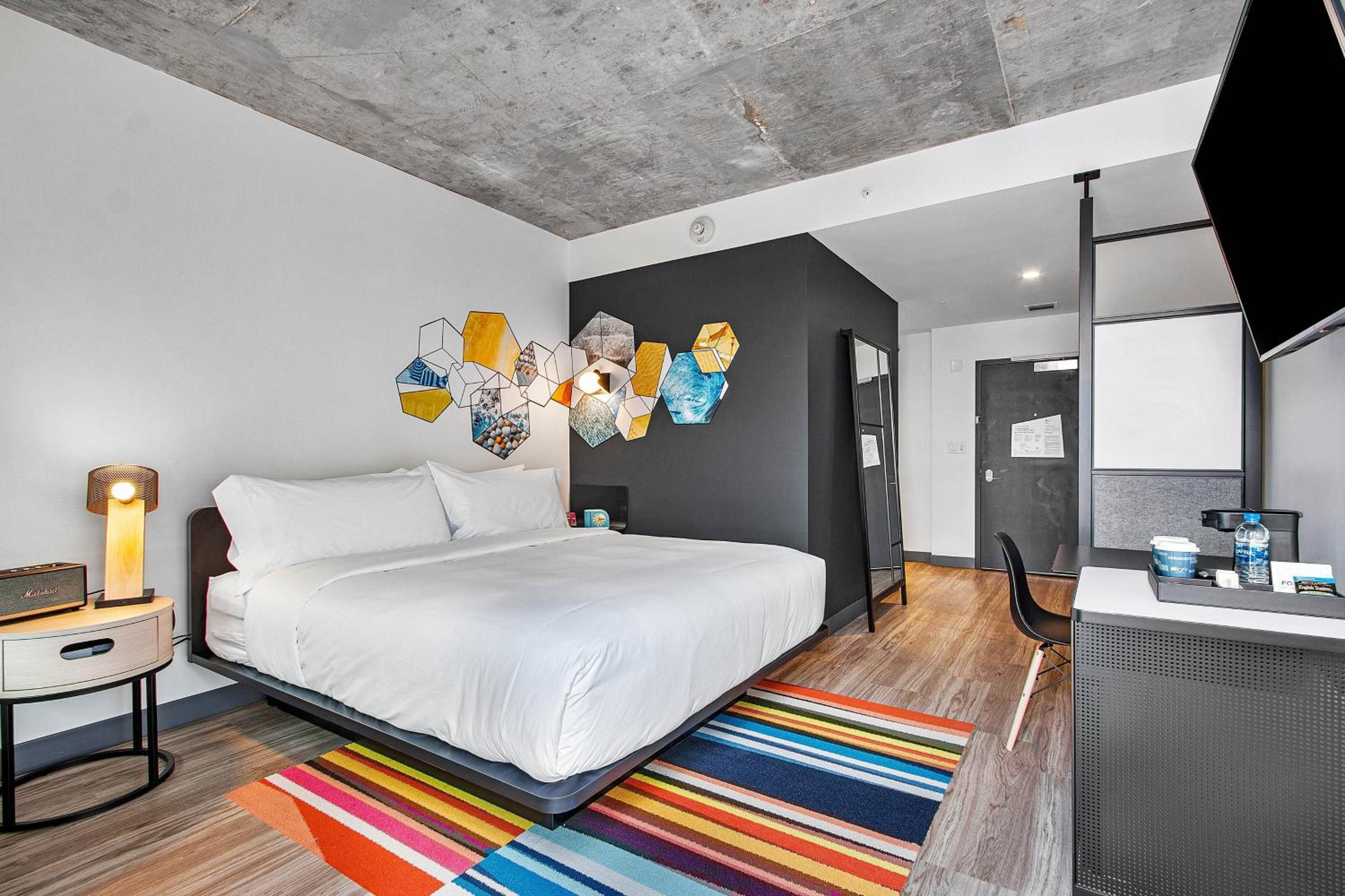 Aloft King Room with City View and Tub - Mobility/Hearing Accessible photo 3