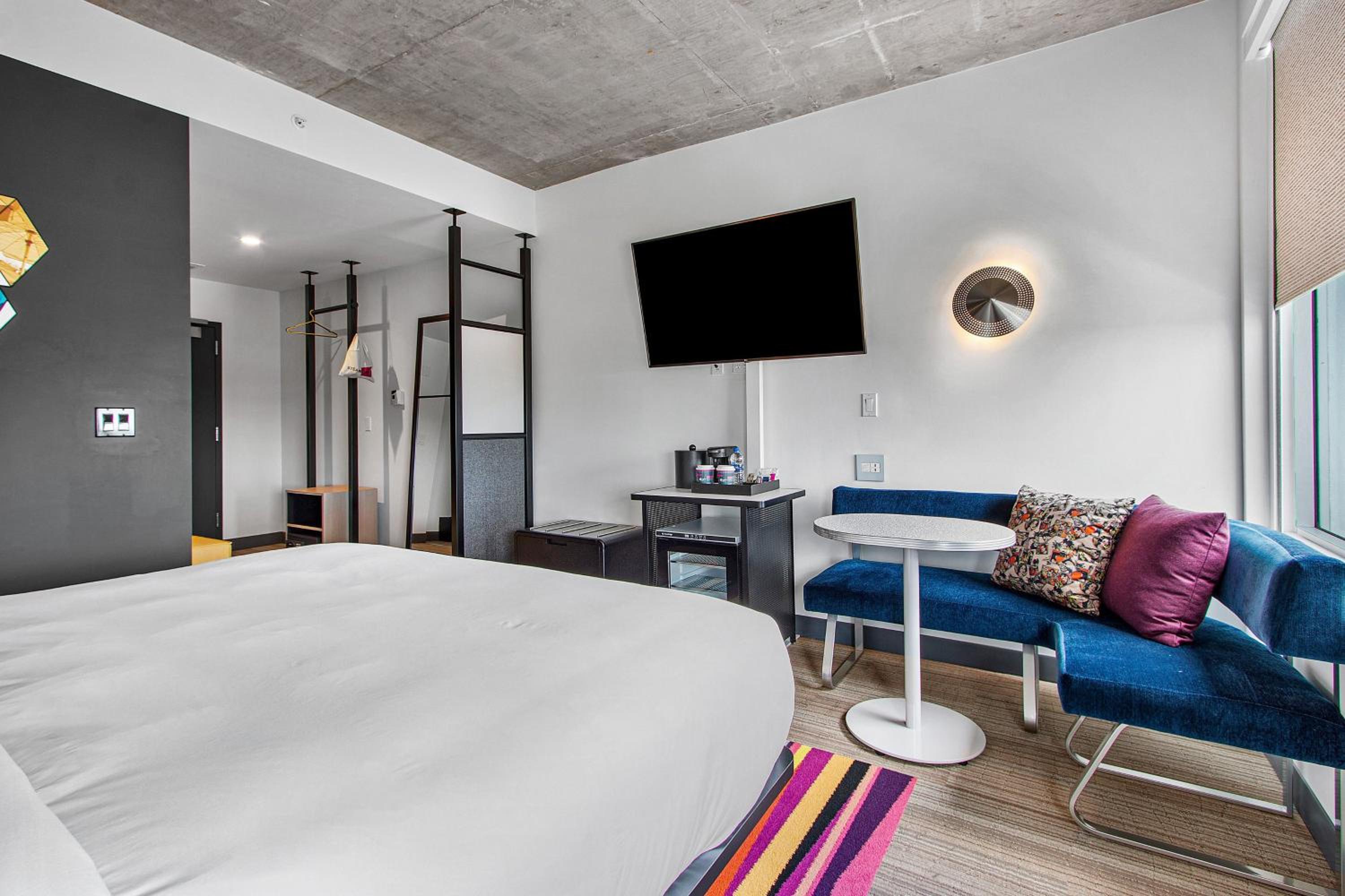 Guest room, 1 King, City view photo 2