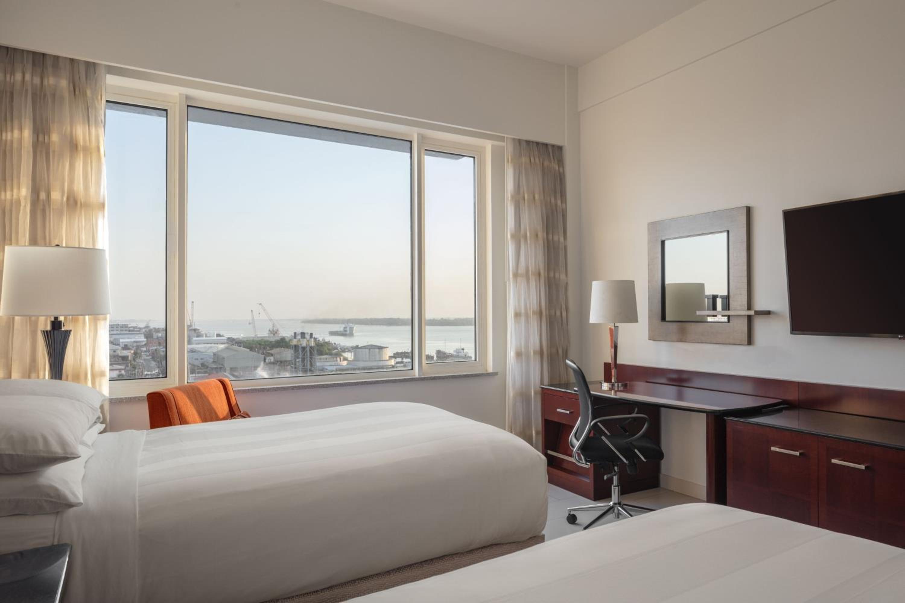 Deluxe Guest Room with Two Double Beds  photo 3