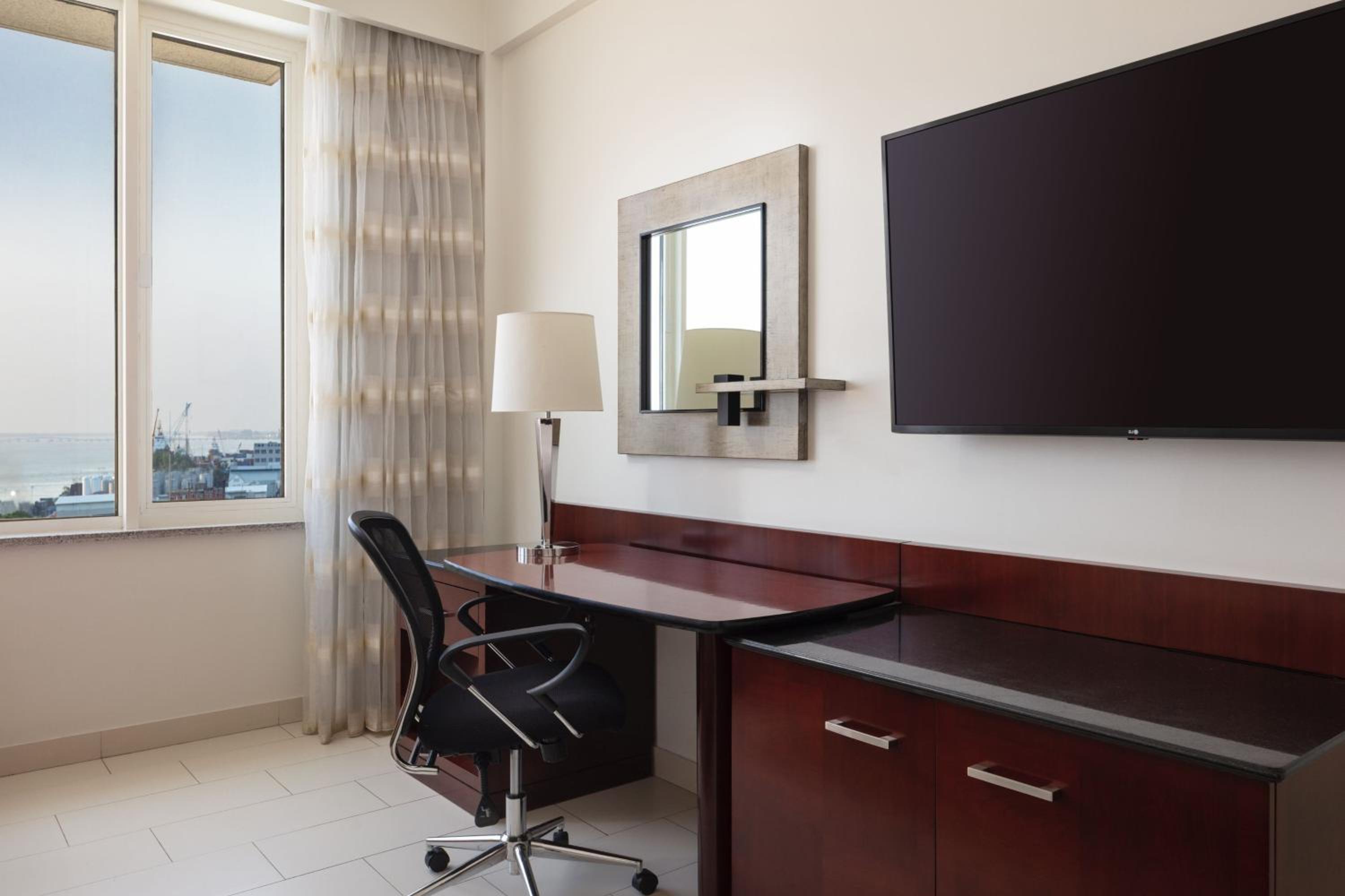 Deluxe Guest Room with Two Double Beds photo 3
