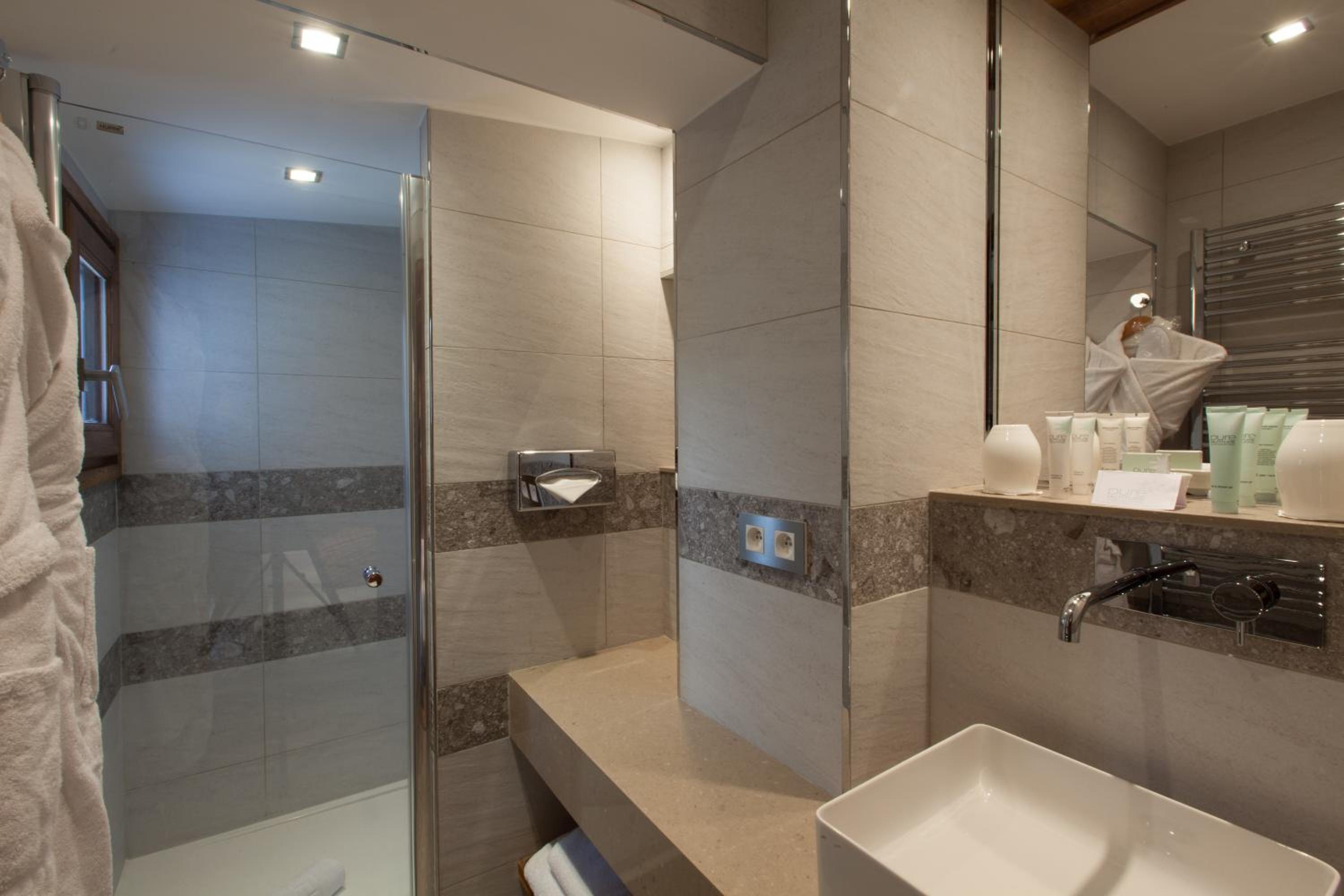 Standard Double Room - Photo 5