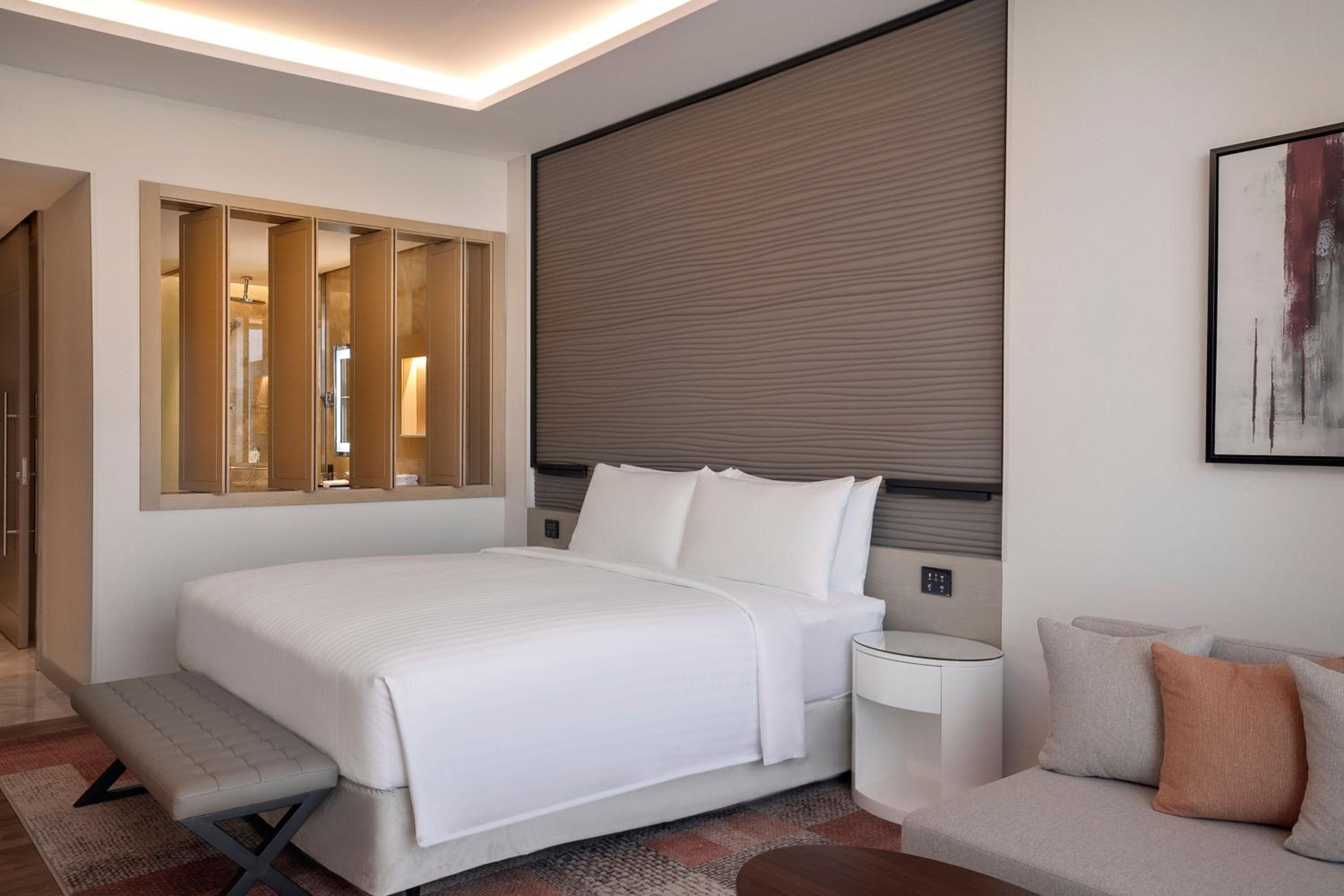 Grand Premier King Room with City View - Photo 1