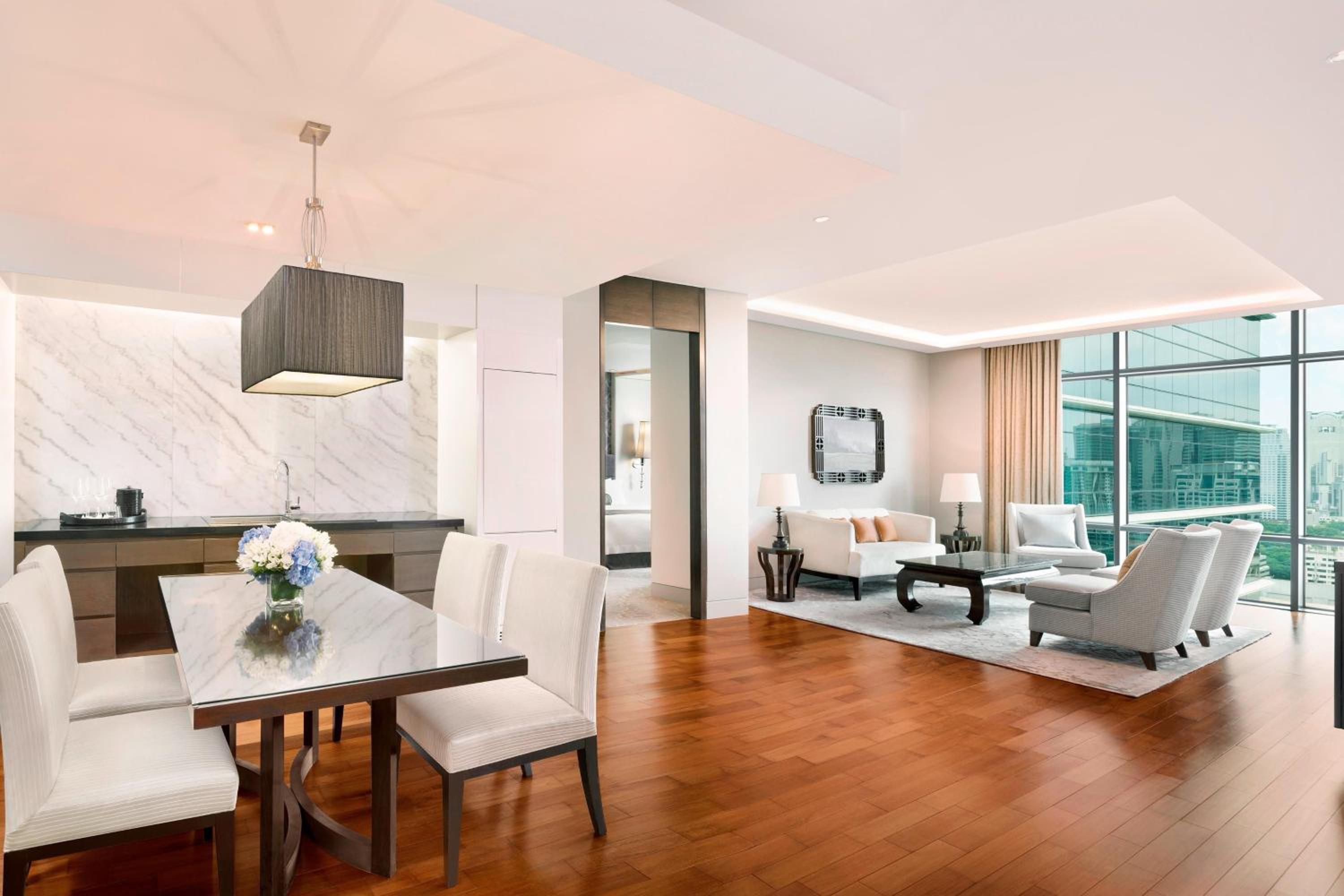 Family Two-Bedroom Suite with Skyline View