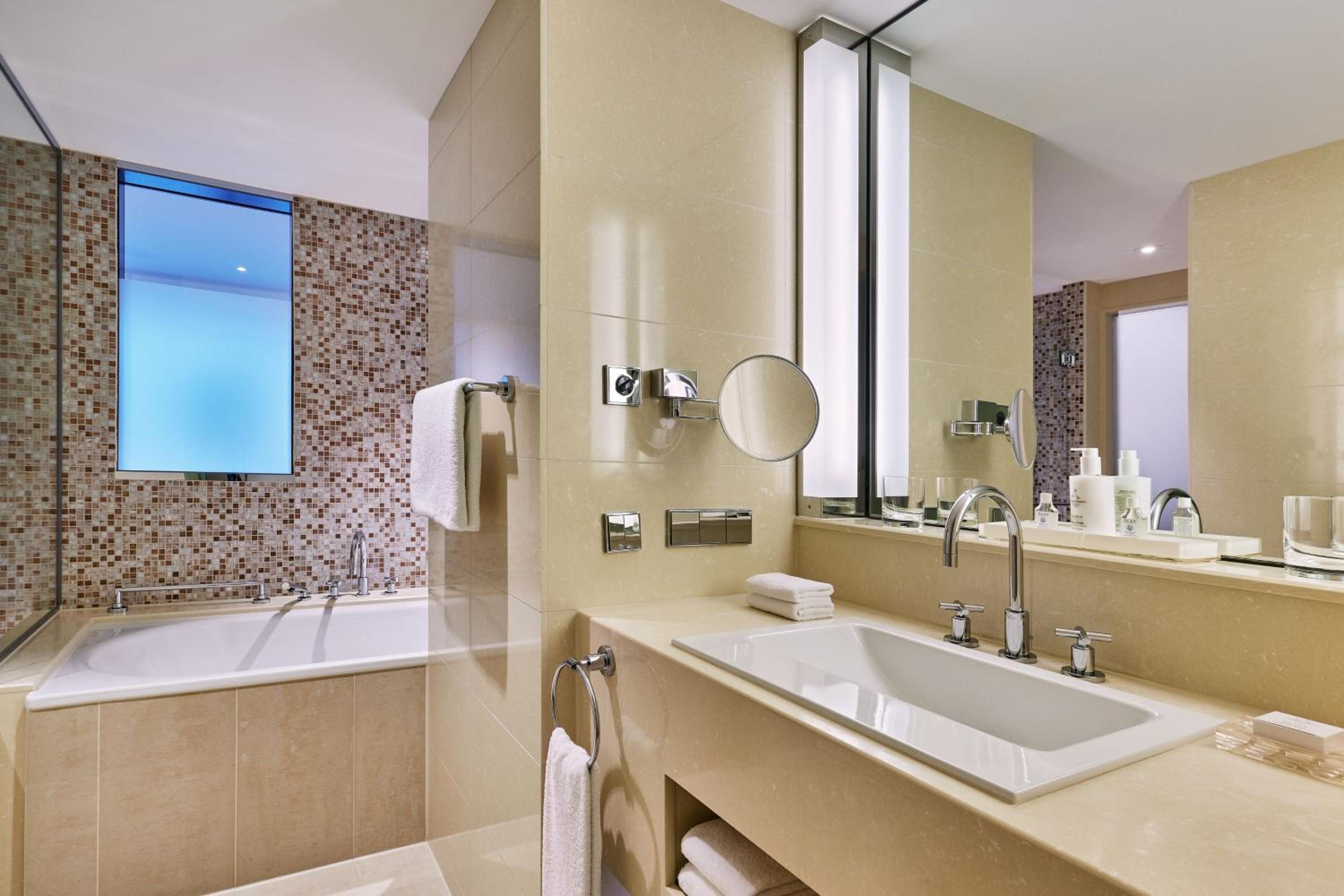 Panoramic Deluxe King Room - Photo 5