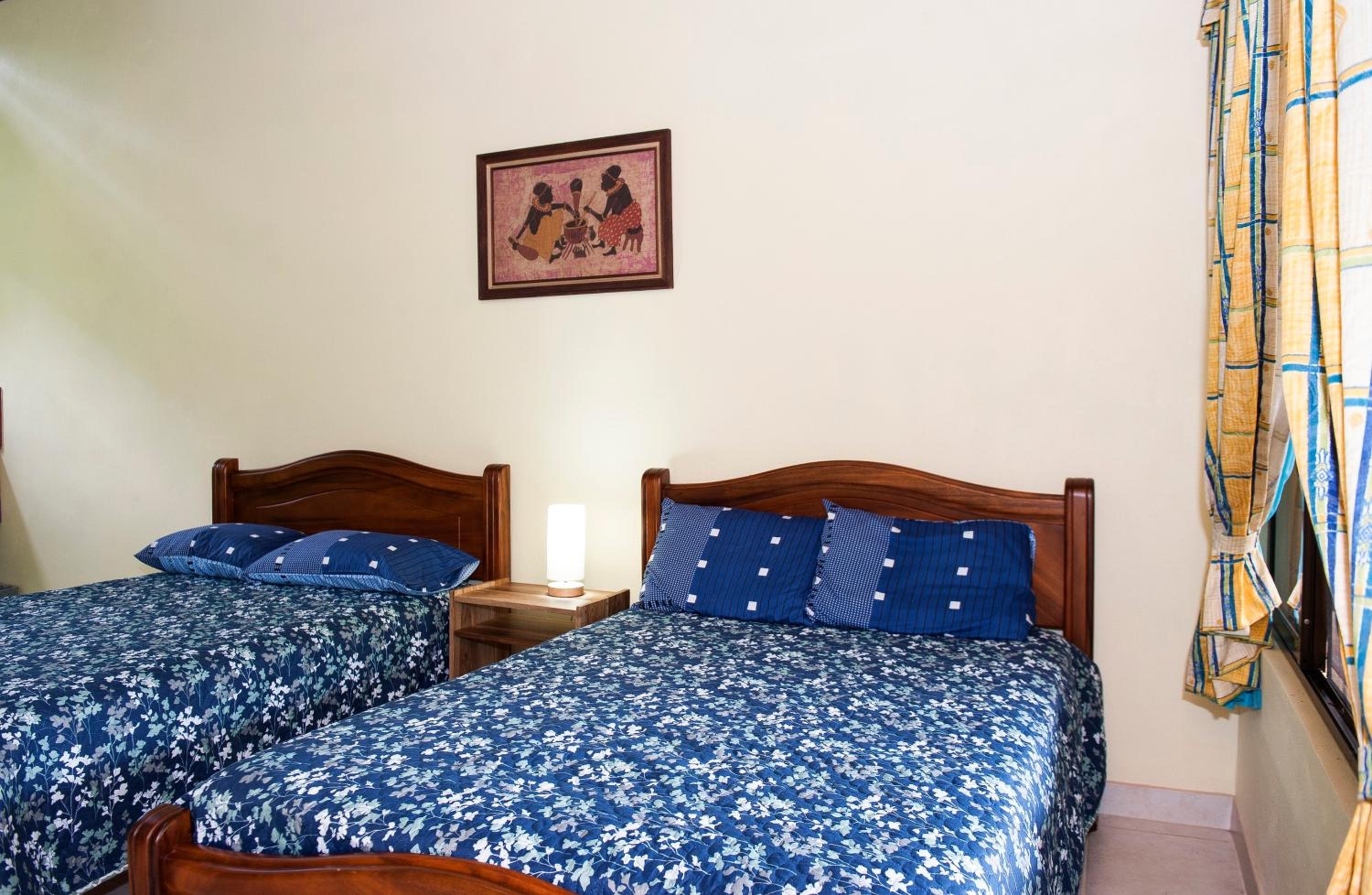 Chambre Entièrement Équipée avec 2 Lits Queen-Size