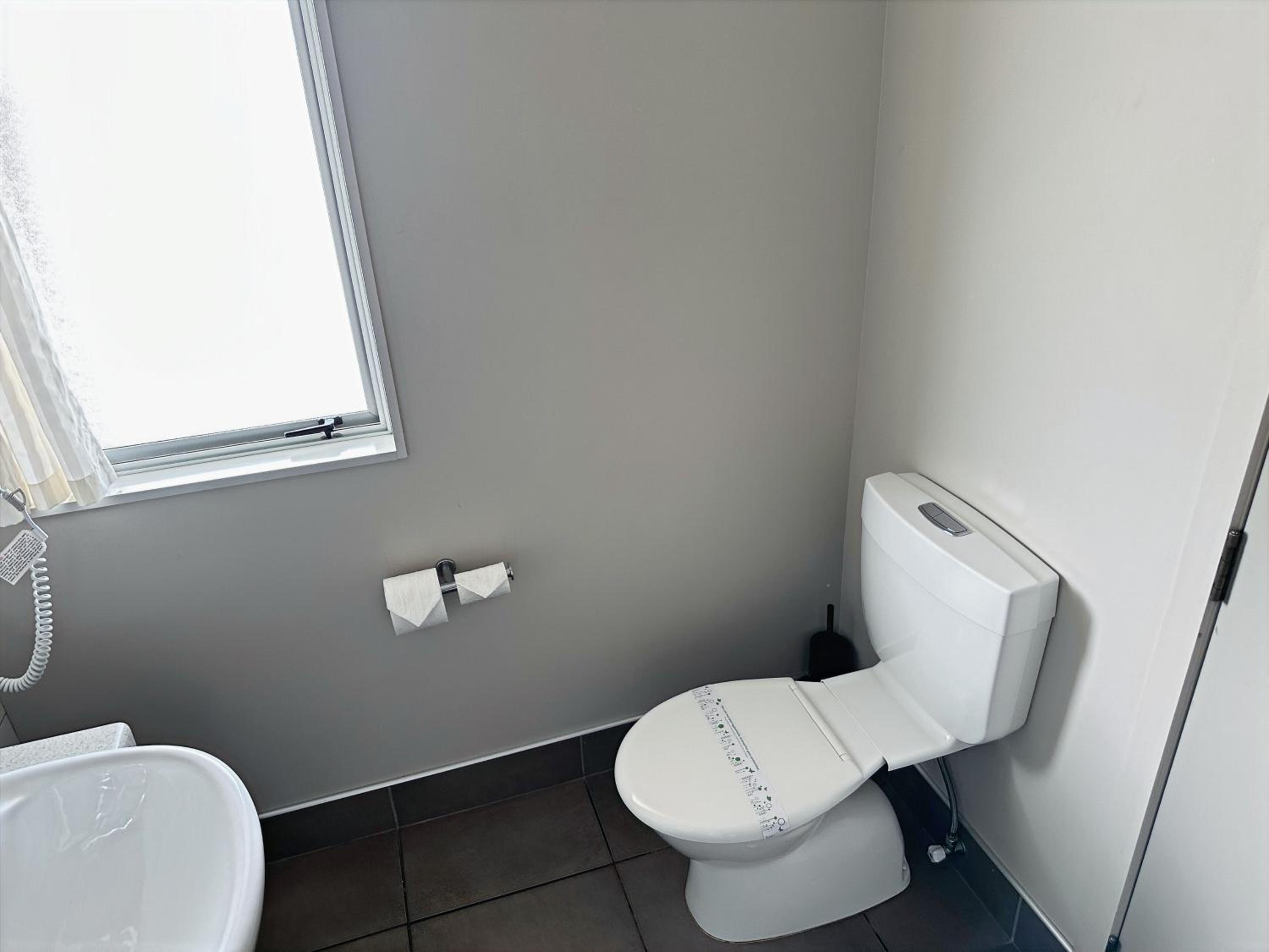 Three-Bedroom Shower Apartment - Photo 5