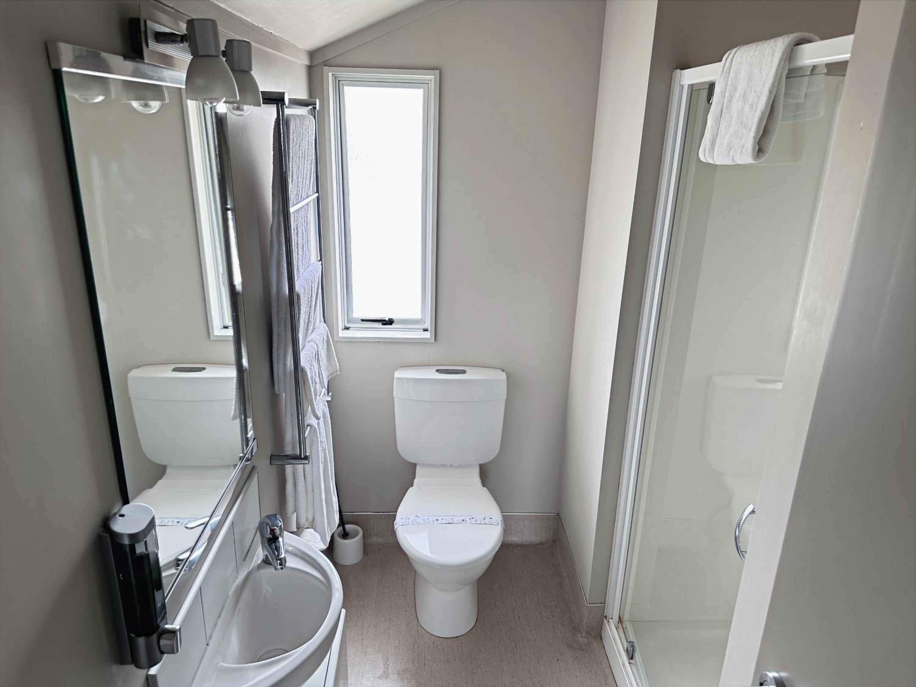 Three-Bedroom Shower Apartment - Photo 8