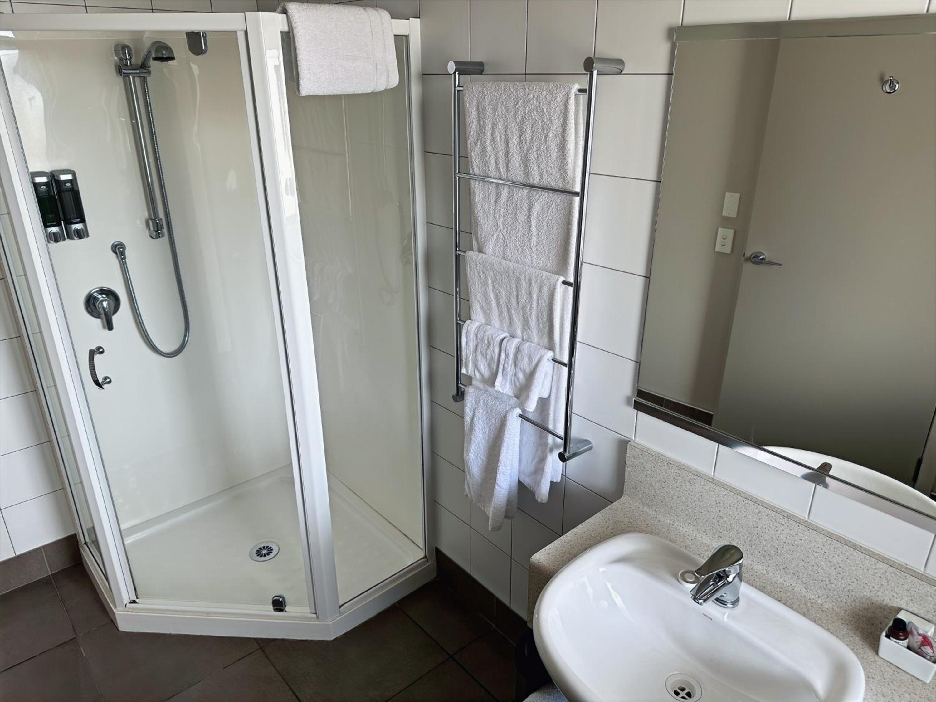 Three-Bedroom Shower Apartment - Photo 2