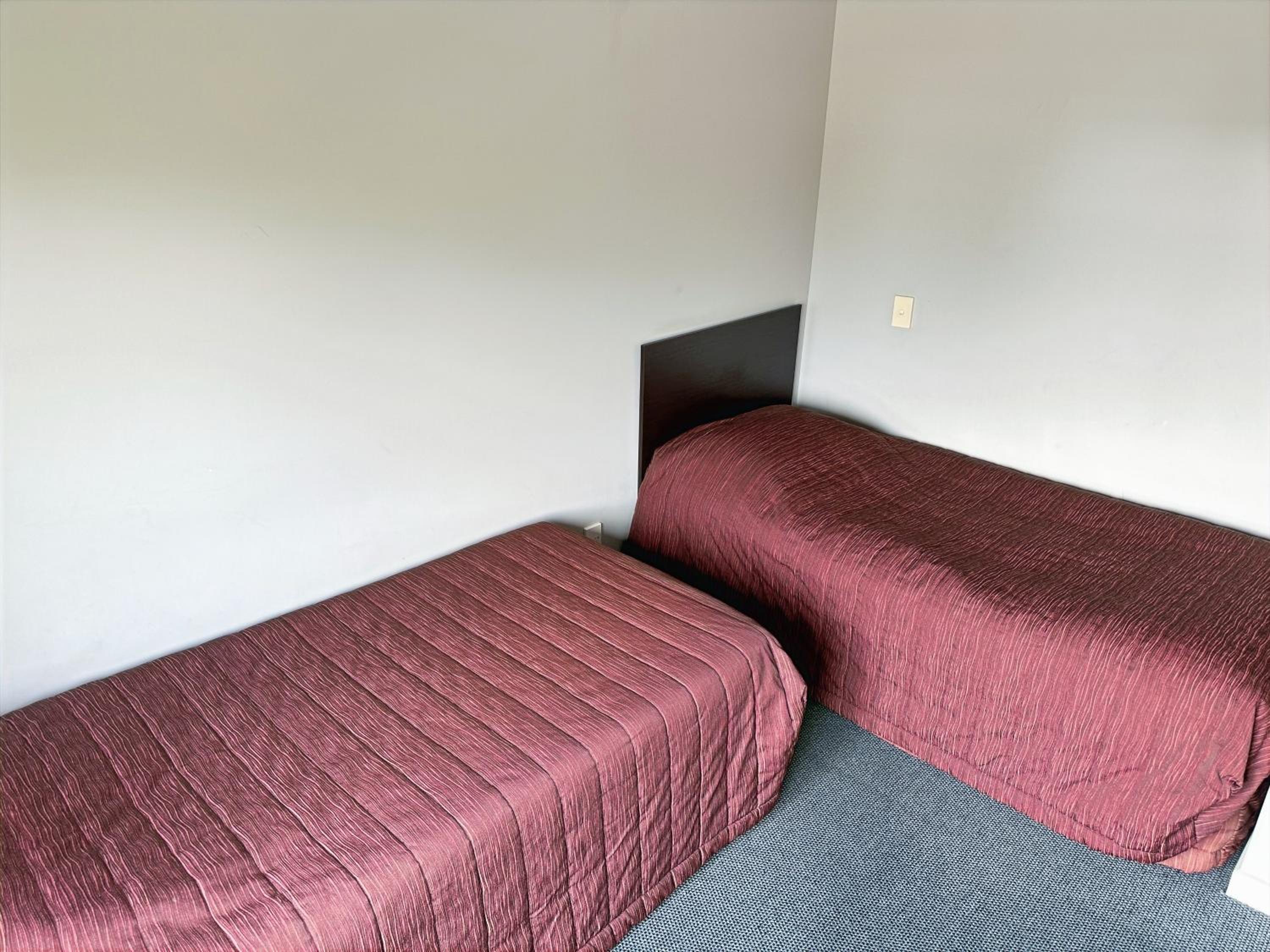 Three-Bedroom Shower Apartment - Photo 7