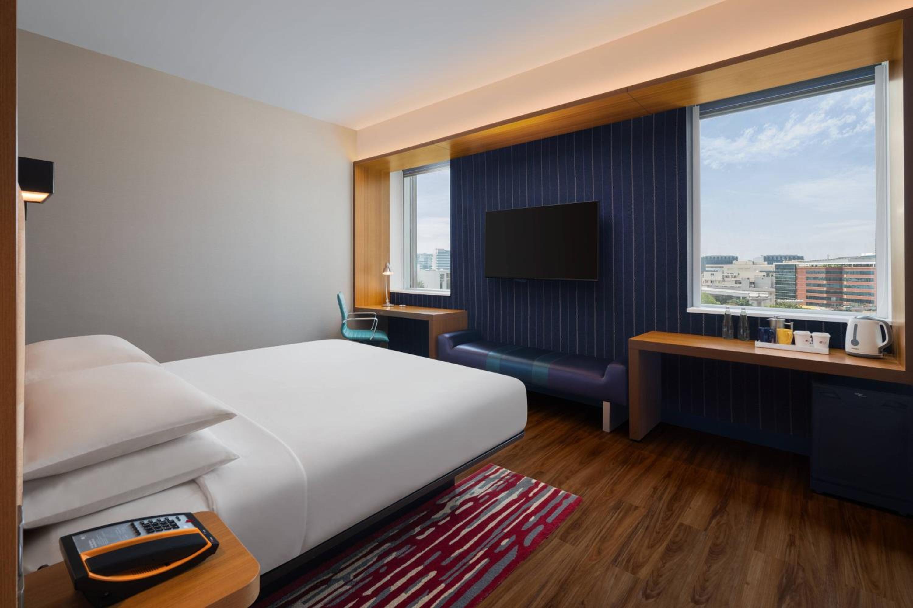 Guest Room, 1 King, City View