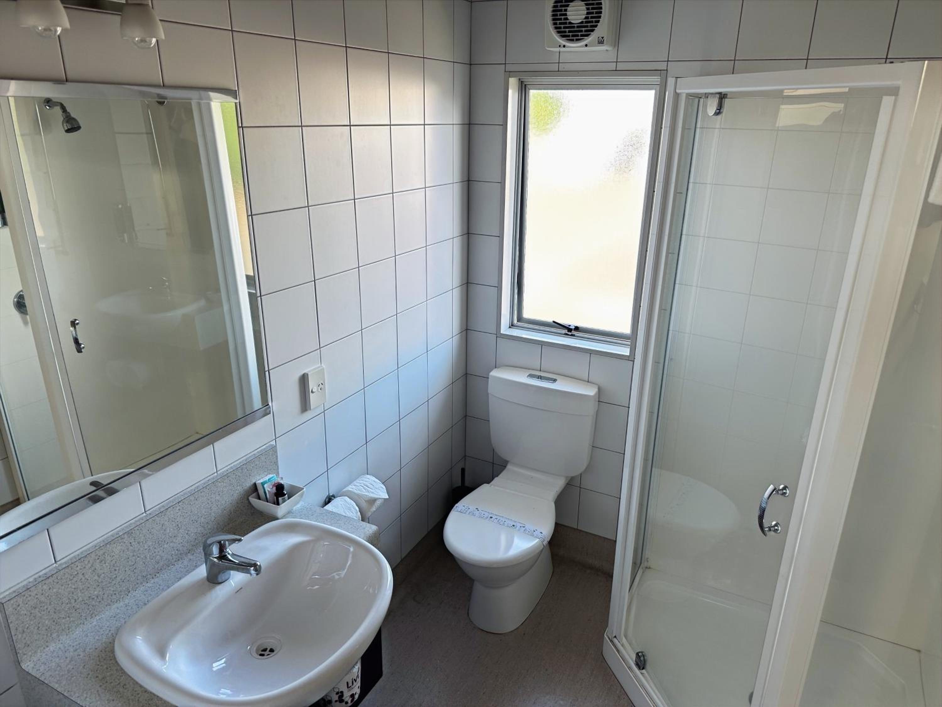 Three-Bedroom Spa Bath Apartment - Photo 4