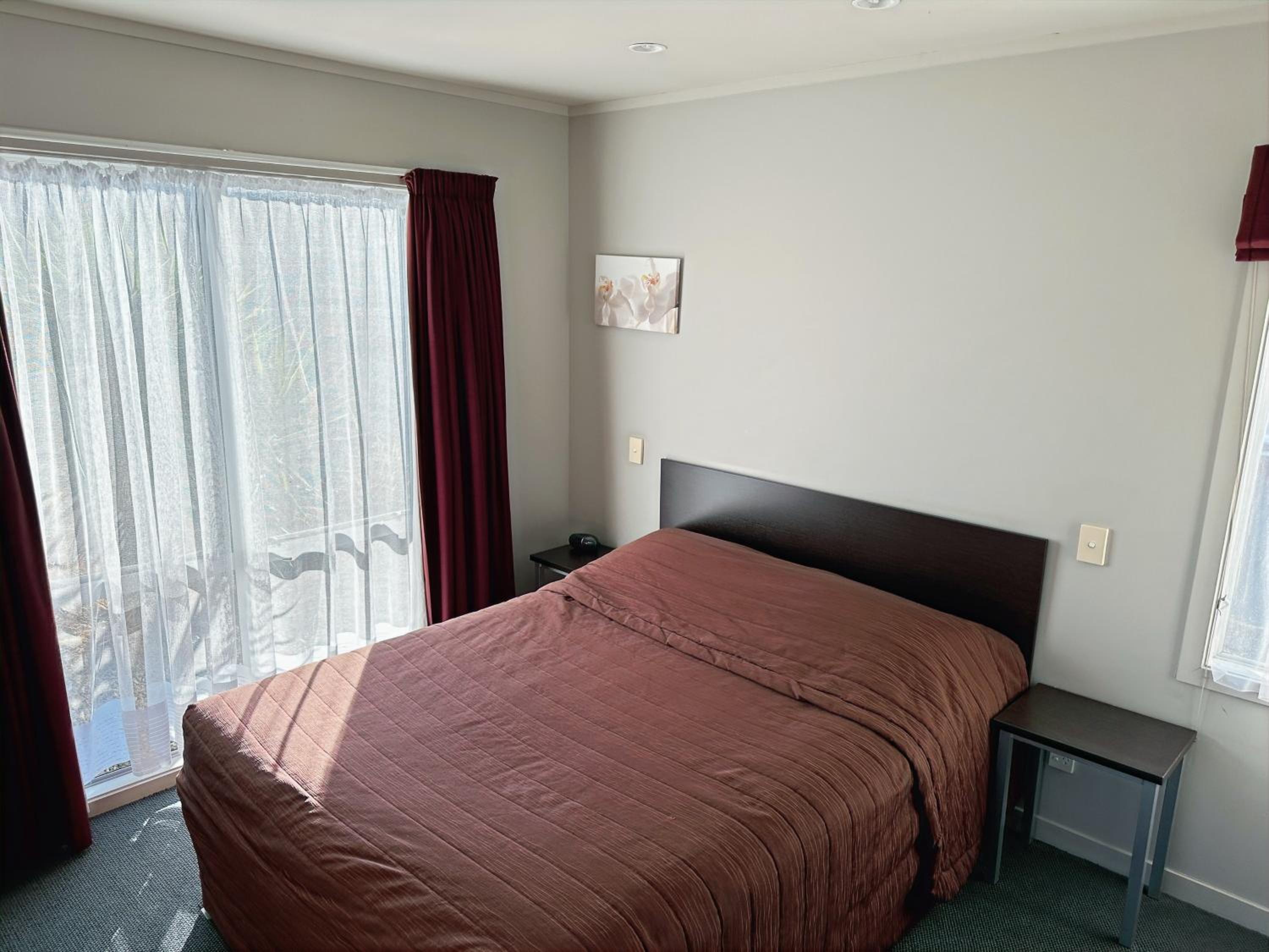 Three-Bedroom Spa Bath Apartment - Photo 8