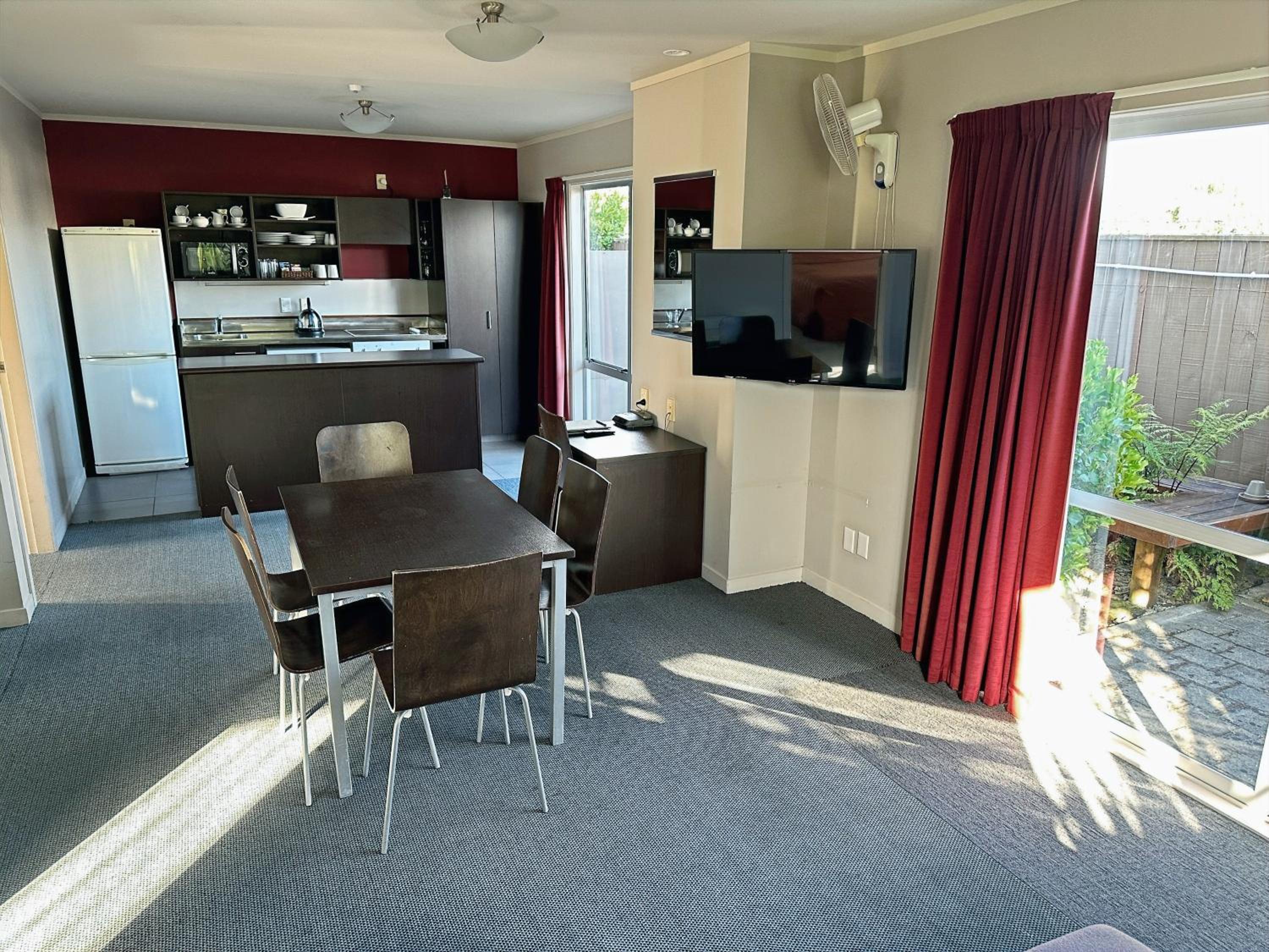 Three-Bedroom Spa Bath Apartment - Photo 10