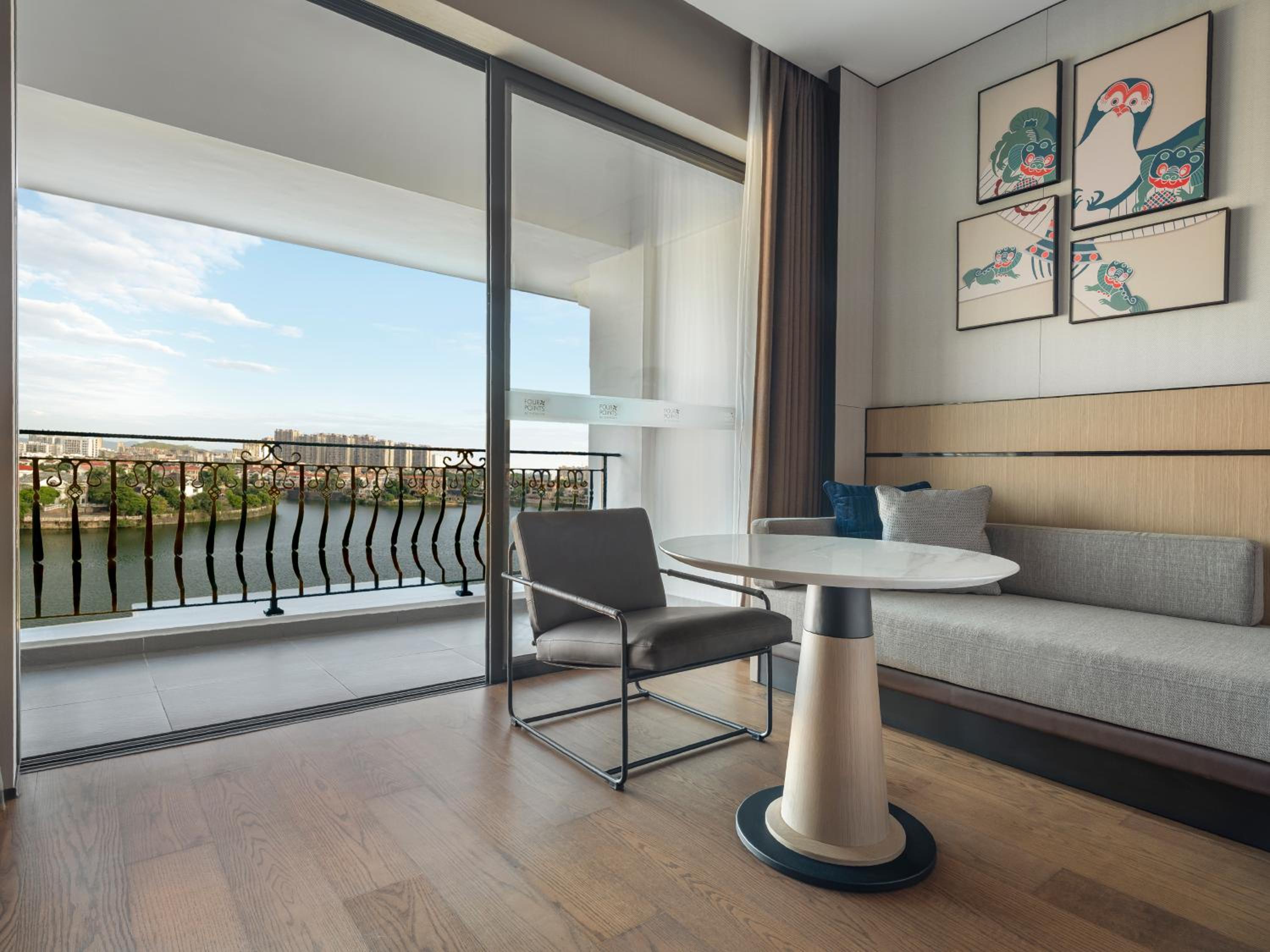 Lake View King Room photo 2