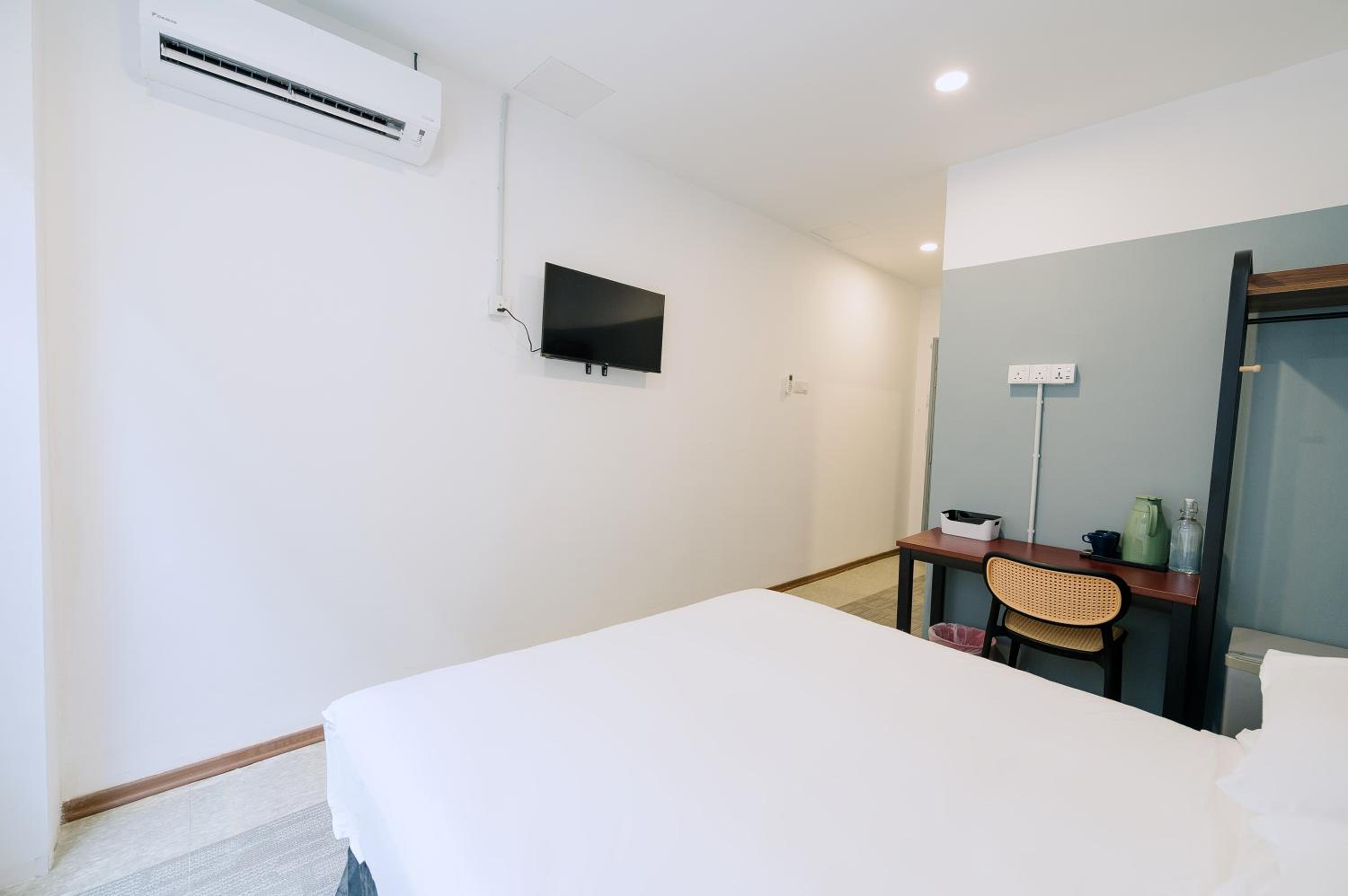 Standard Queen Room - Photo 7