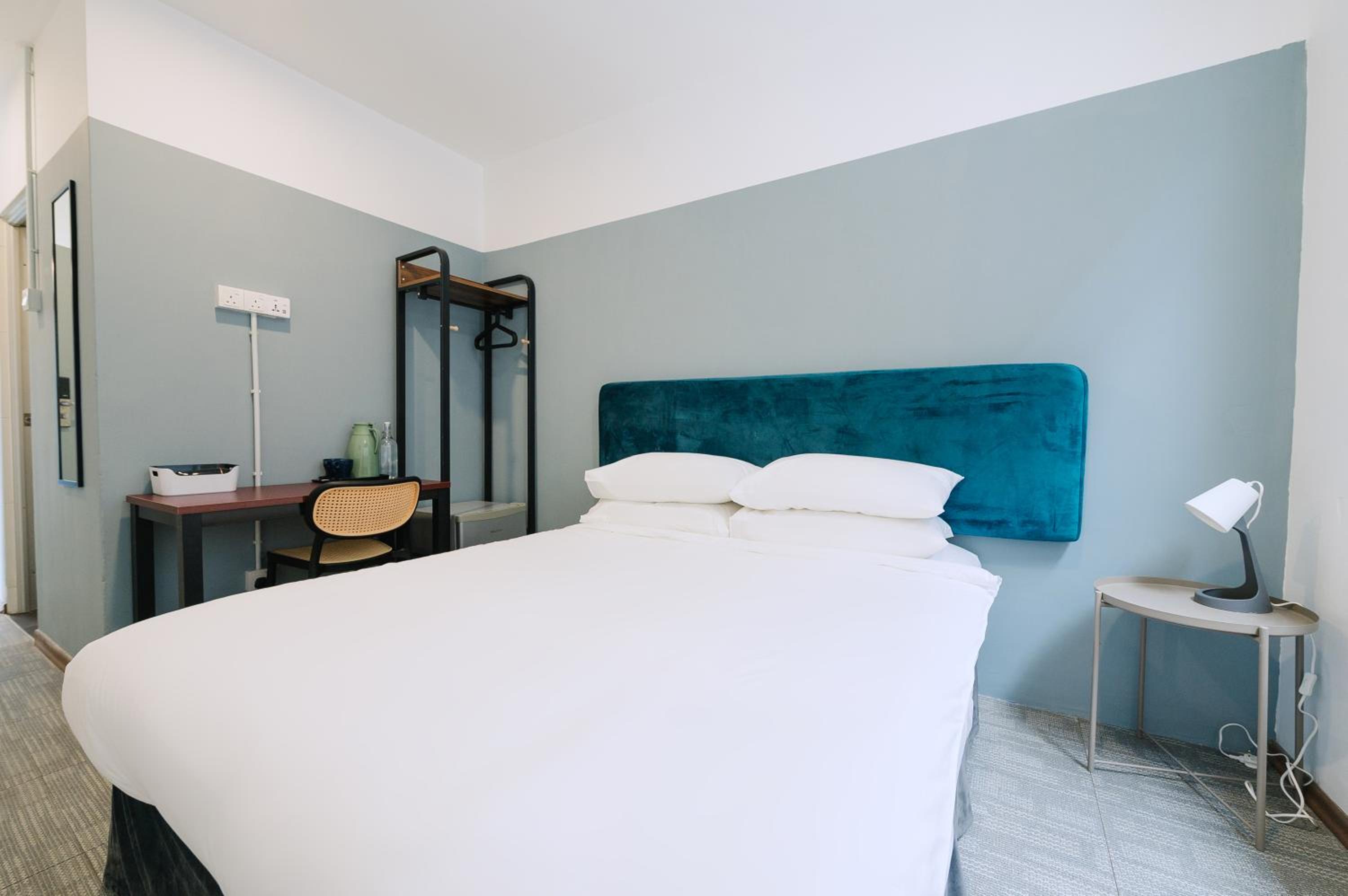 Standard Queen Room - Photo 8