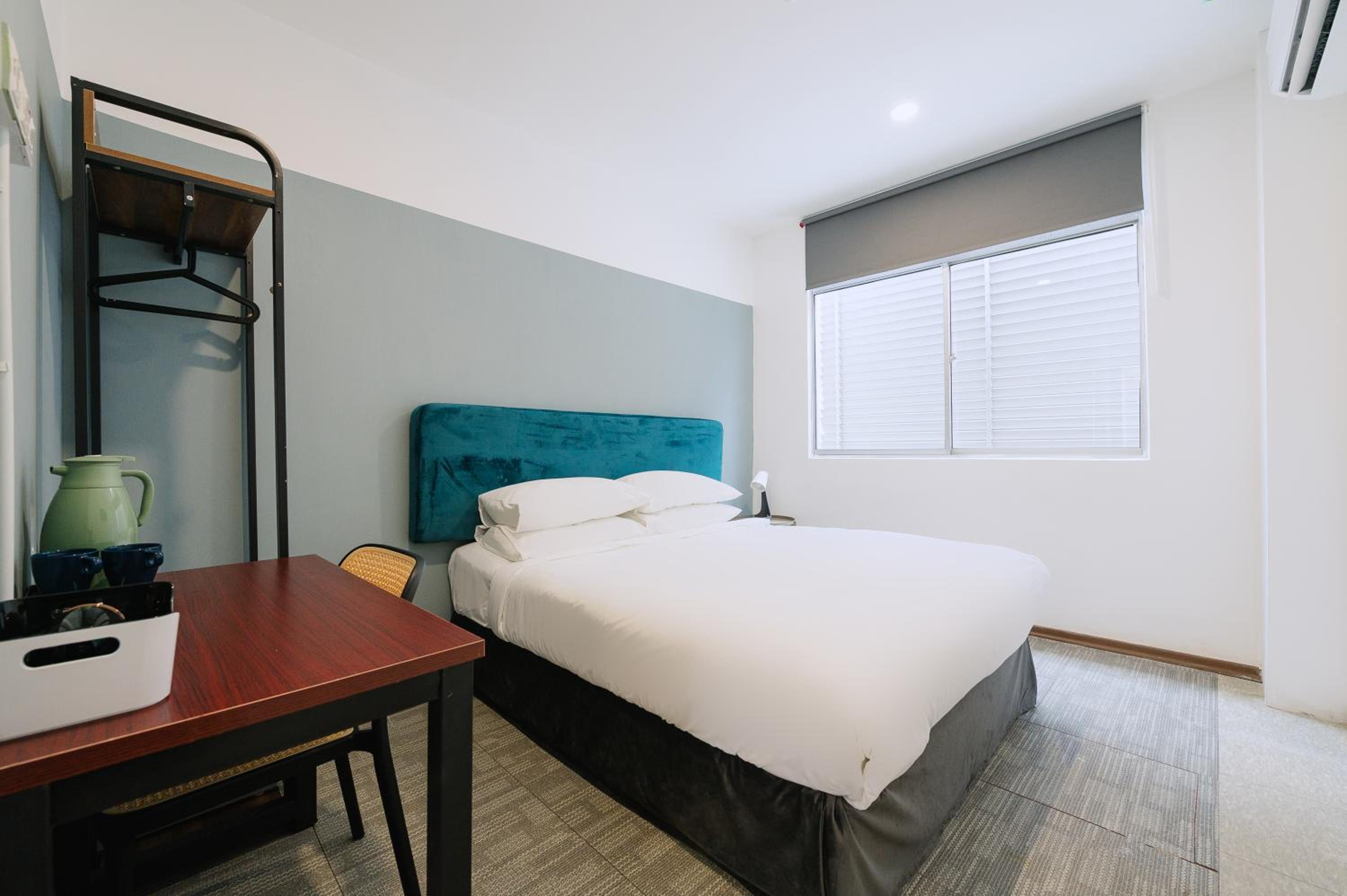 Standard Queen Room - Photo 9