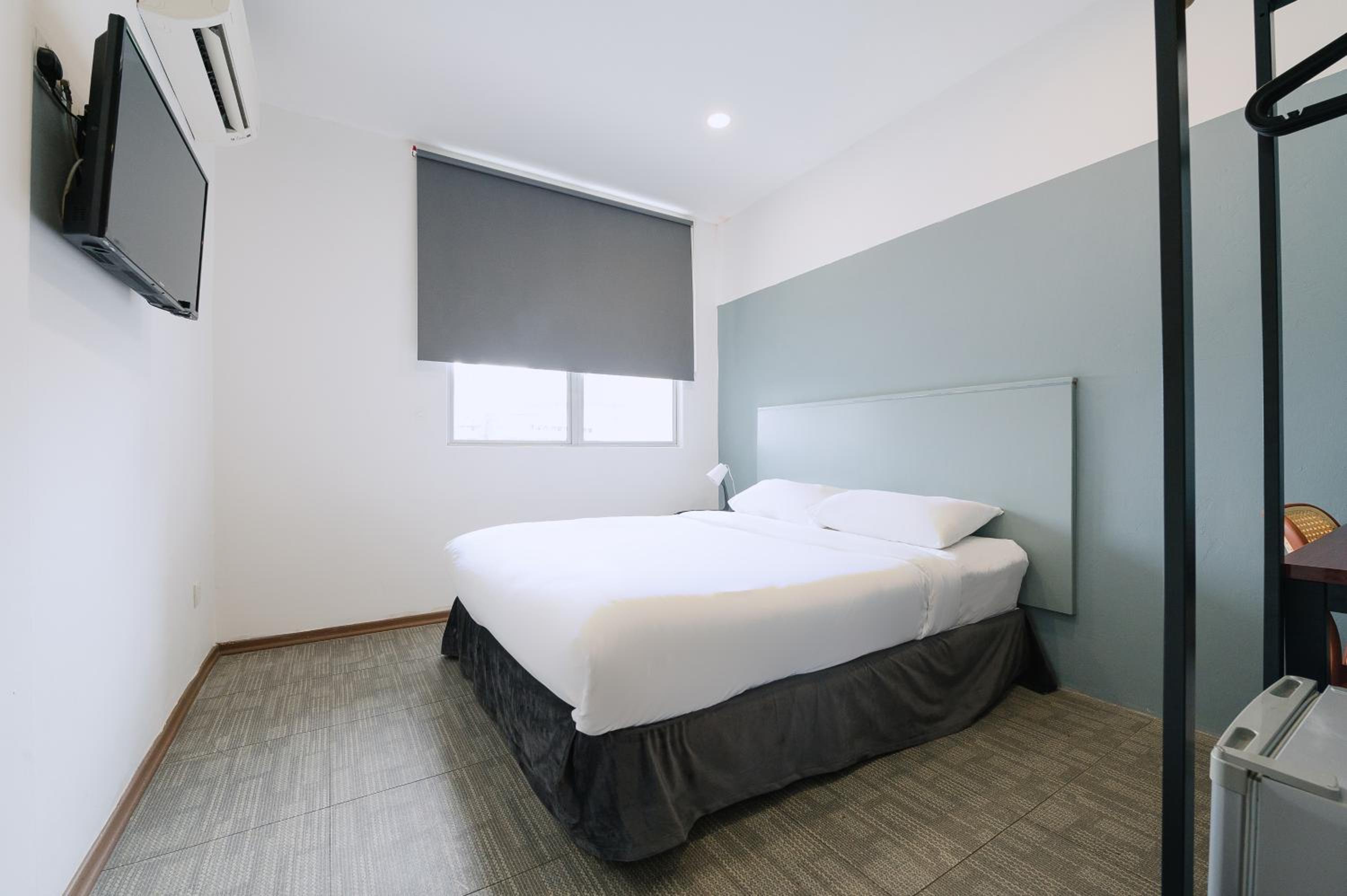 Deluxe Queen Room - Photo 7