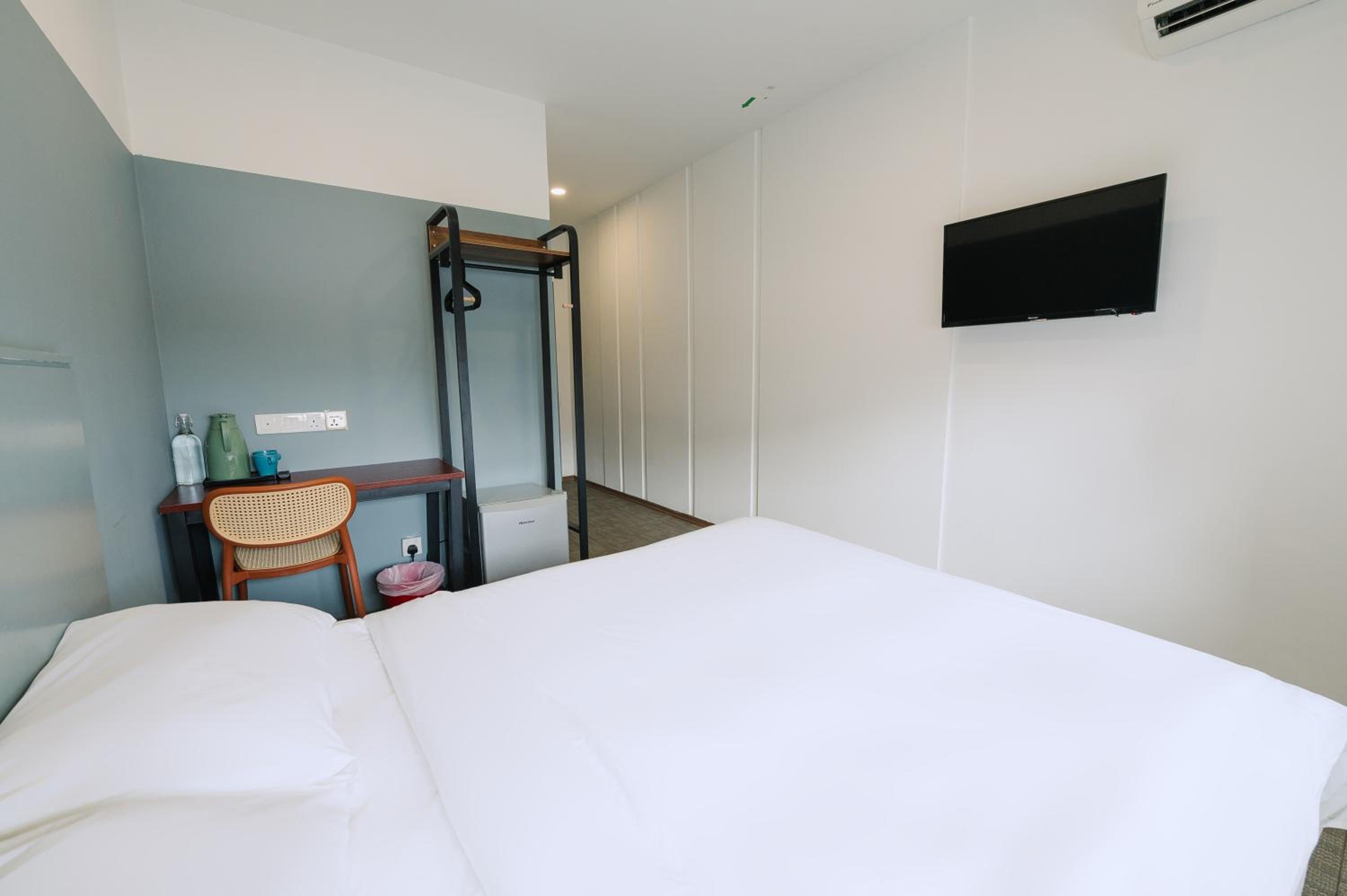 Deluxe Queen Room - Photo 9