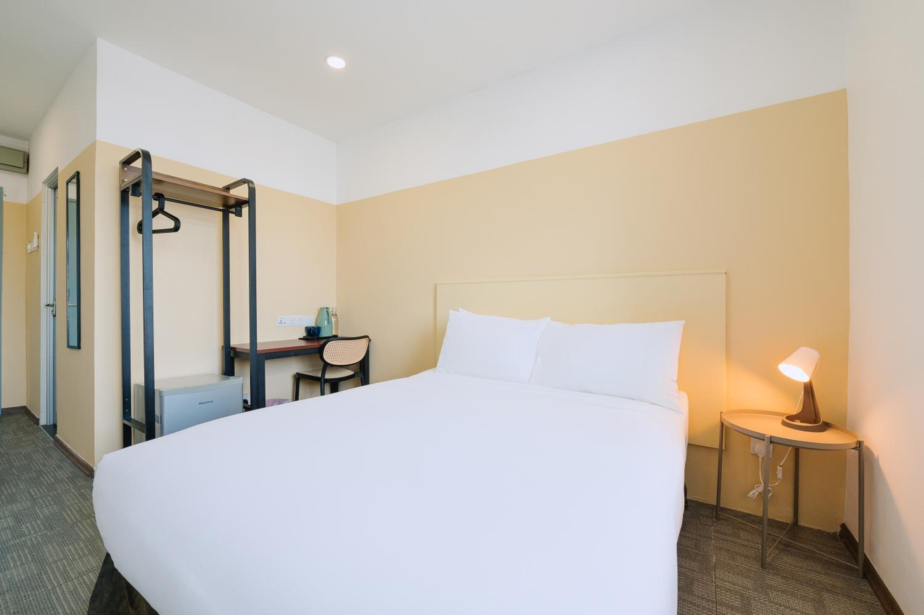 Deluxe Queen Room - Photo 8