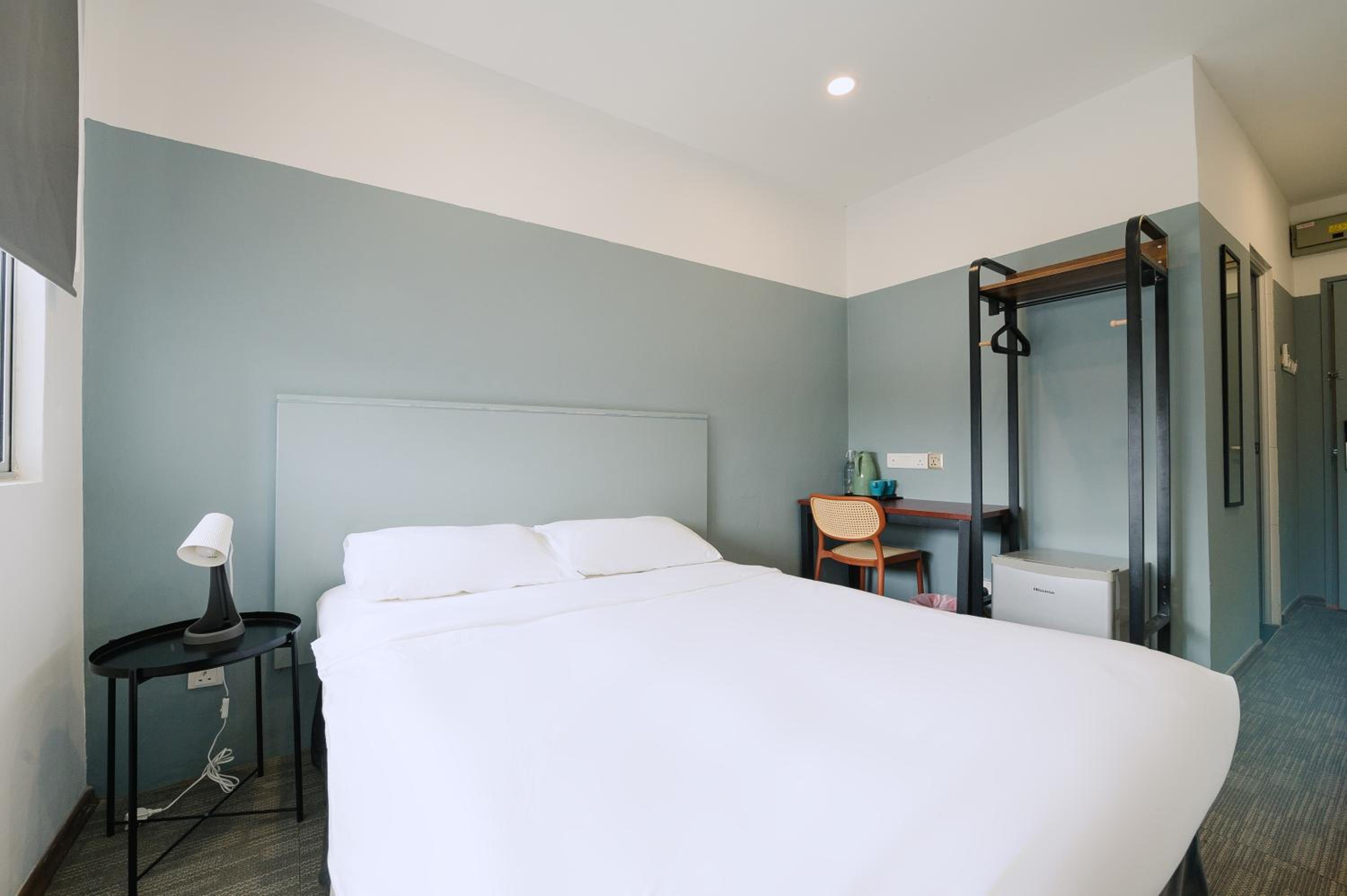Deluxe Queen Room - Photo 12