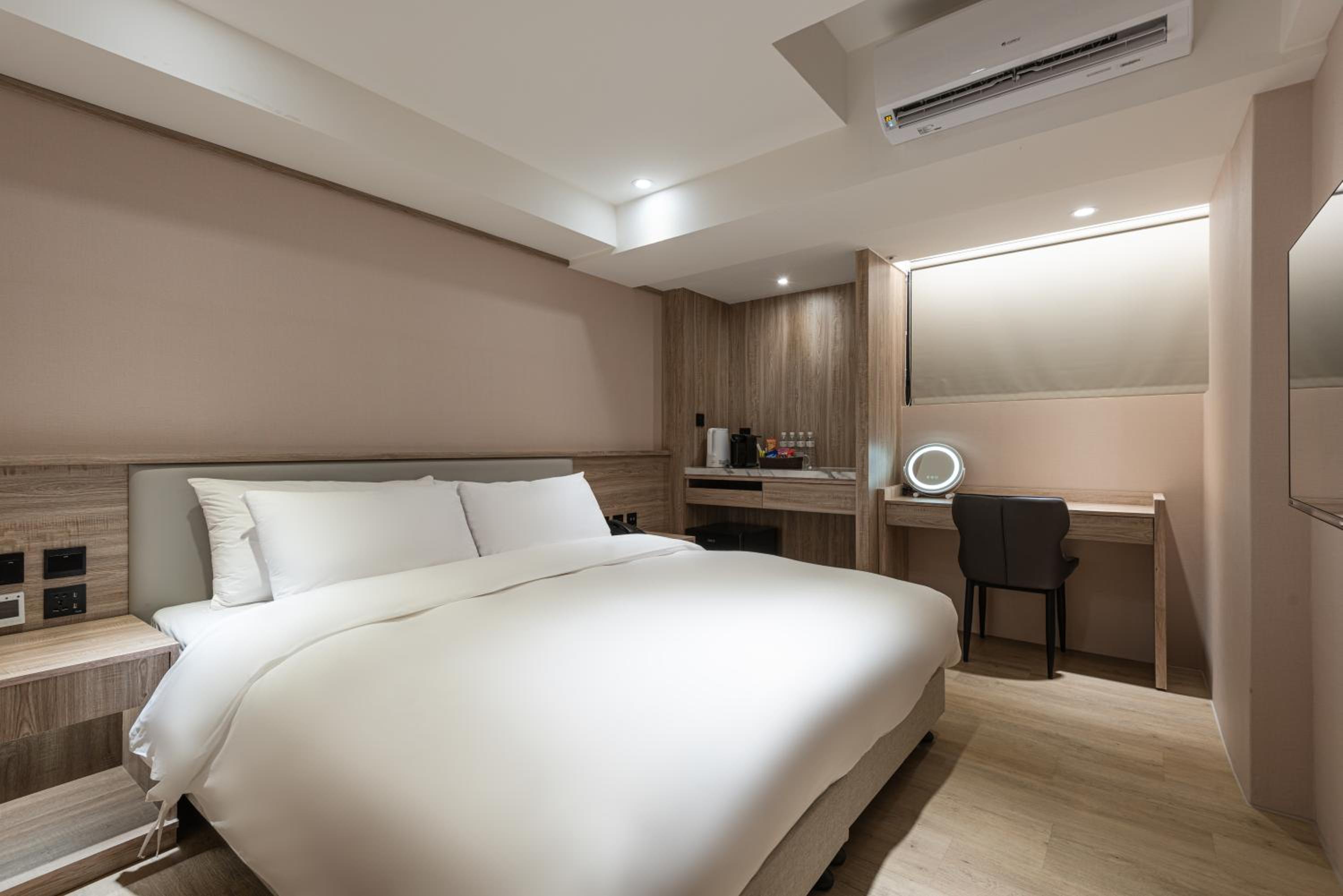 Standard Double Room - Photo 8