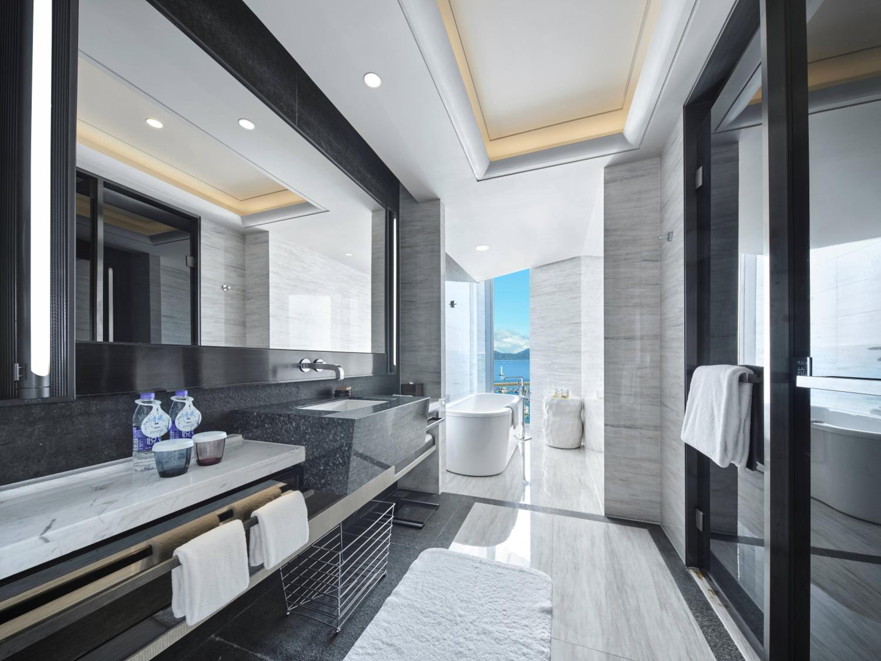 King Executive Corner W/Balcony WangHai Wing