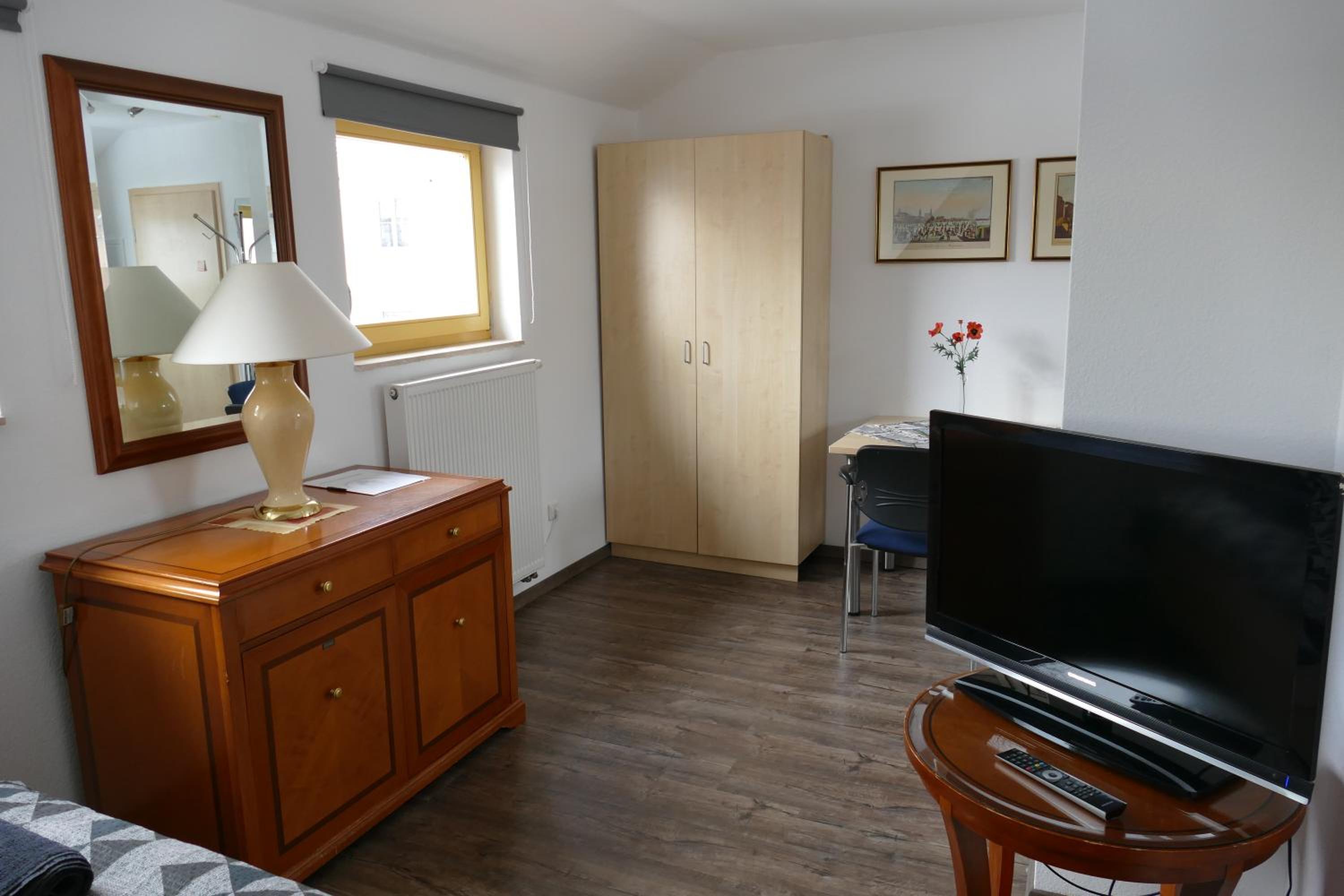 One-Bedroom Apartment - Photo 2