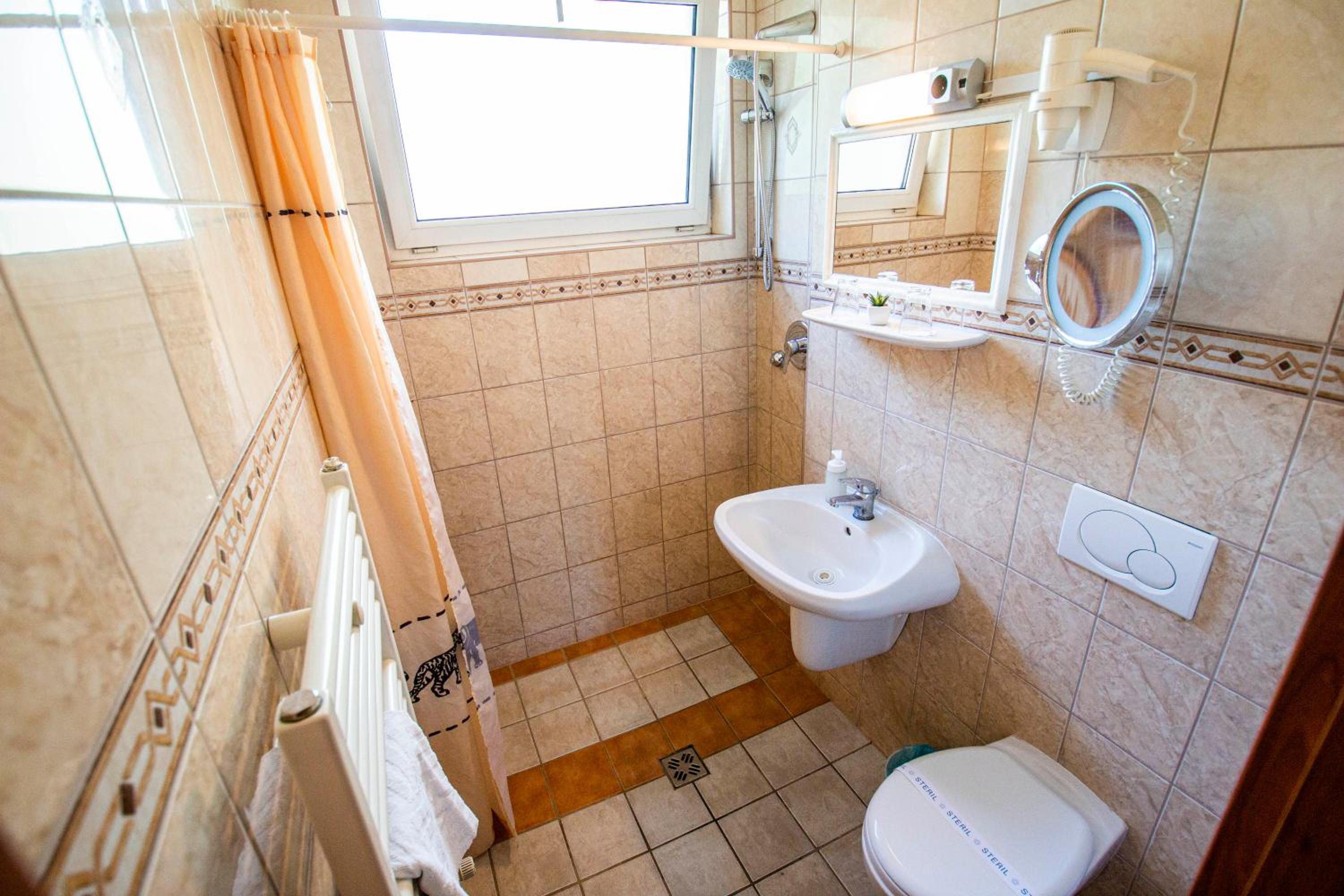 Double or Twin Room - Photo 15