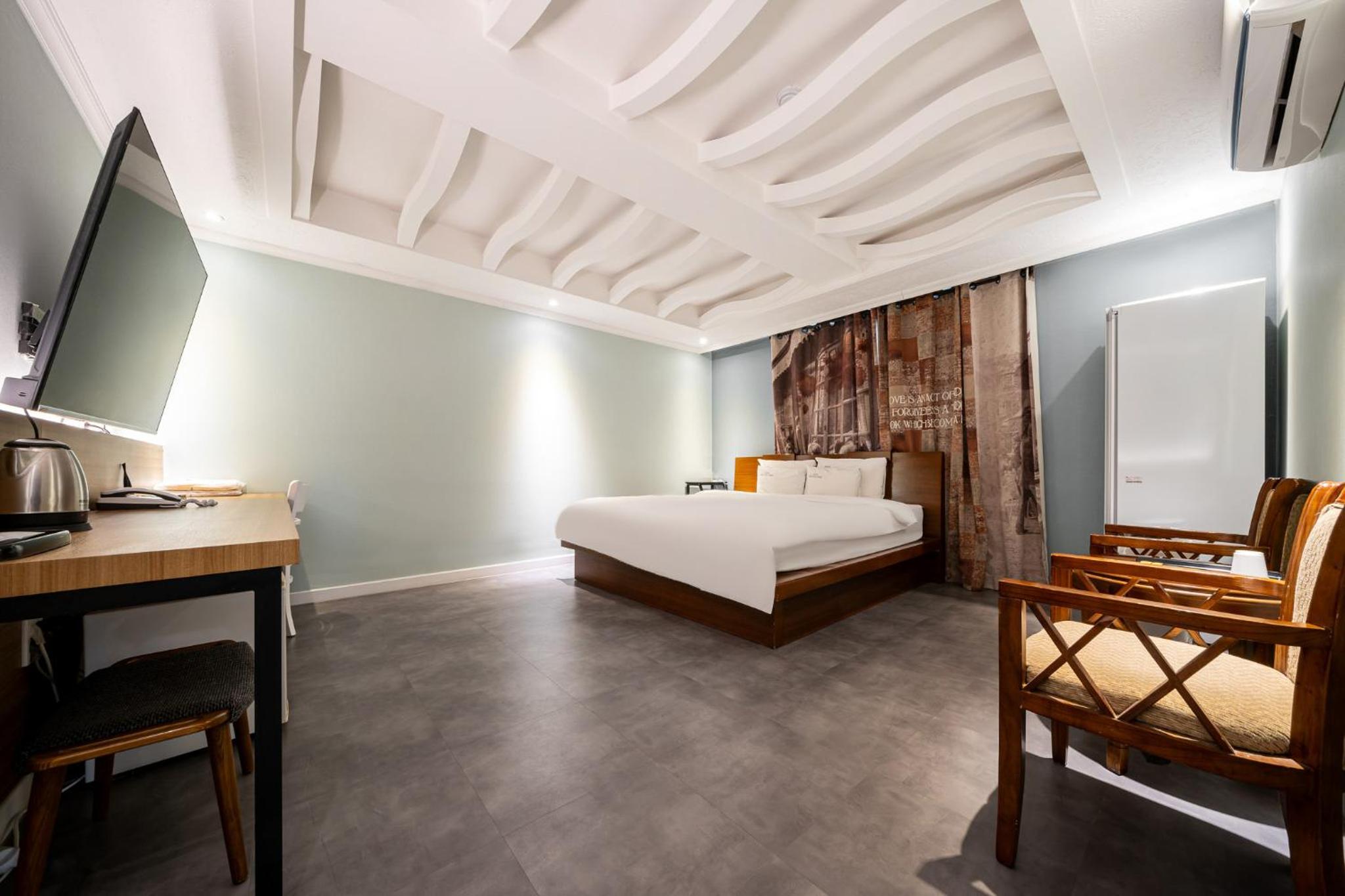 Deluxe King Room photo 1