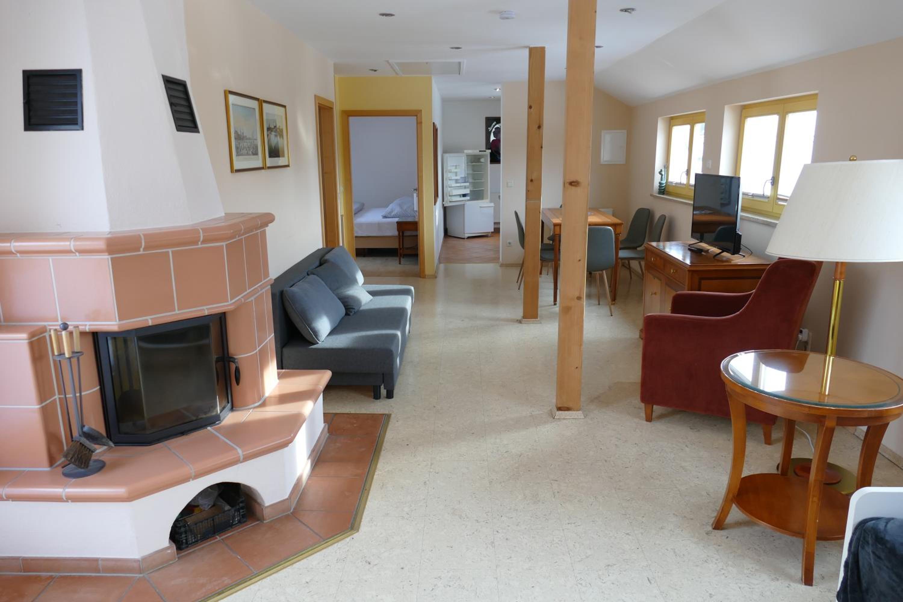 Apartment with Balcony - Photo 4
