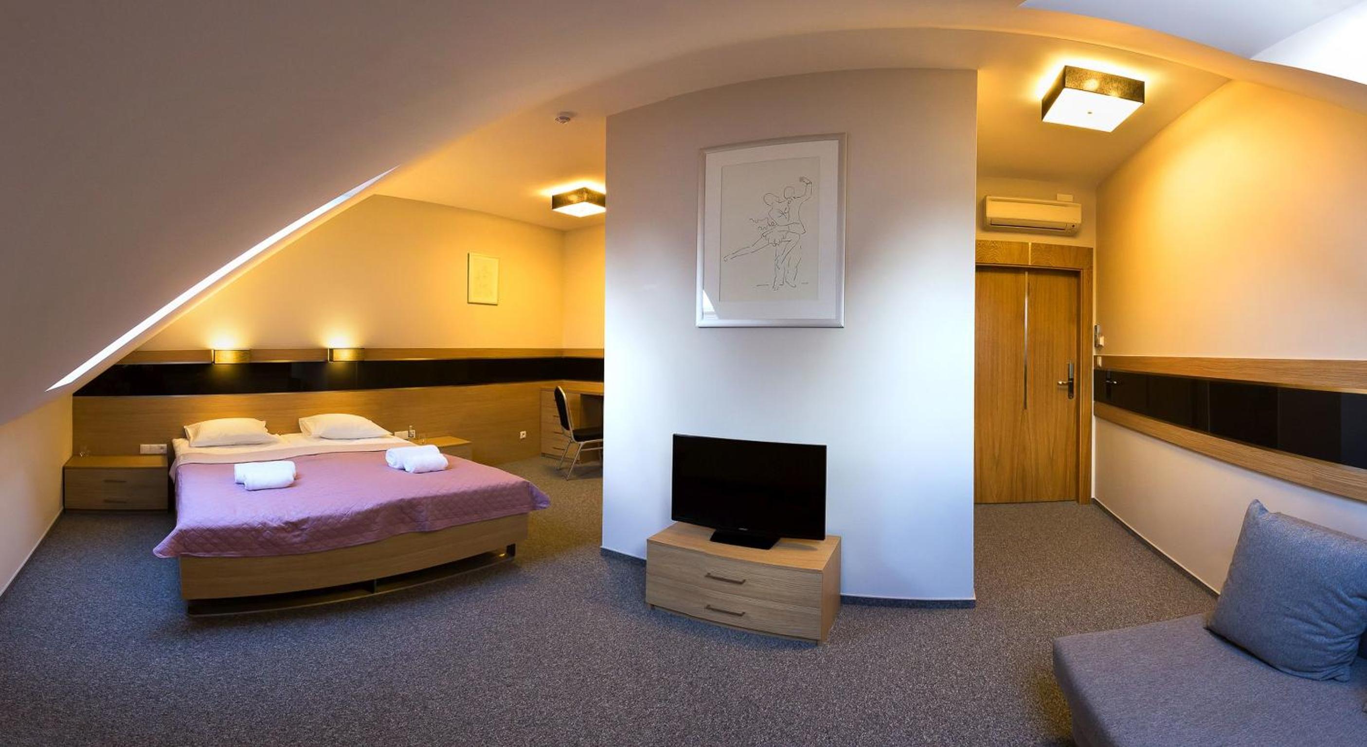 Double Room with Extra Bed - Photo 1