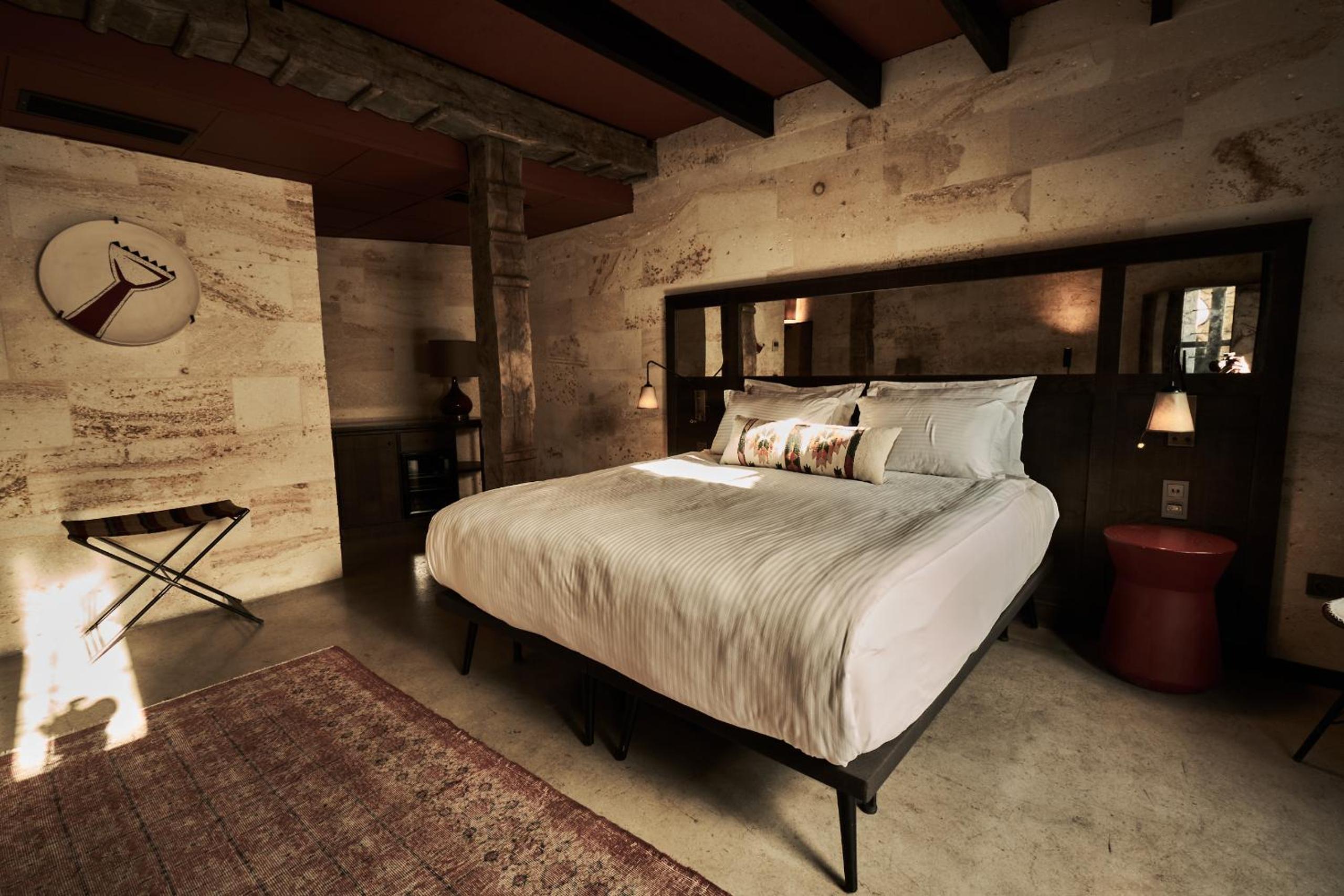 Deluxe with Bathtub - Photo 4