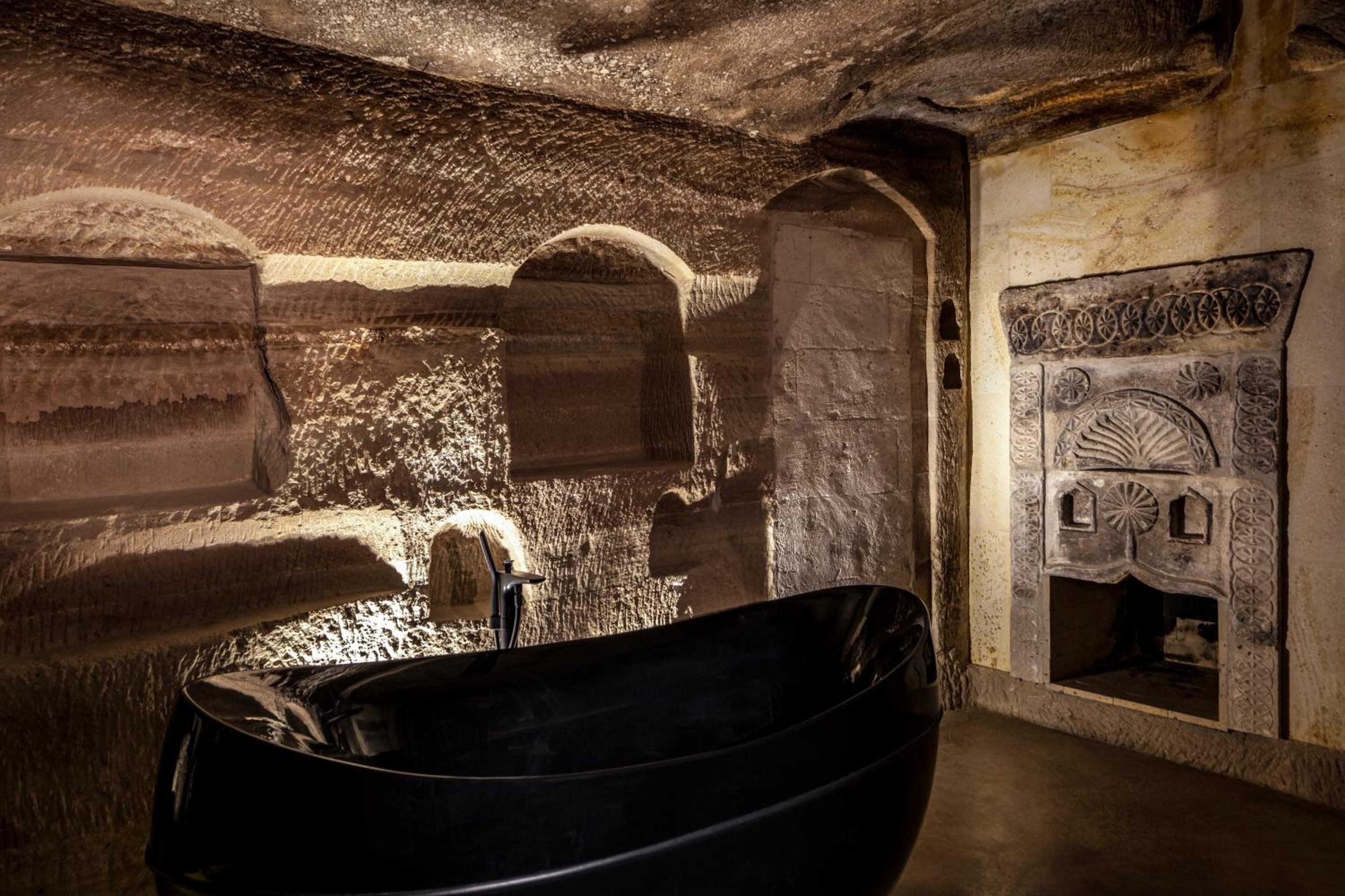 Deluxe with Bathtub - Photo 3