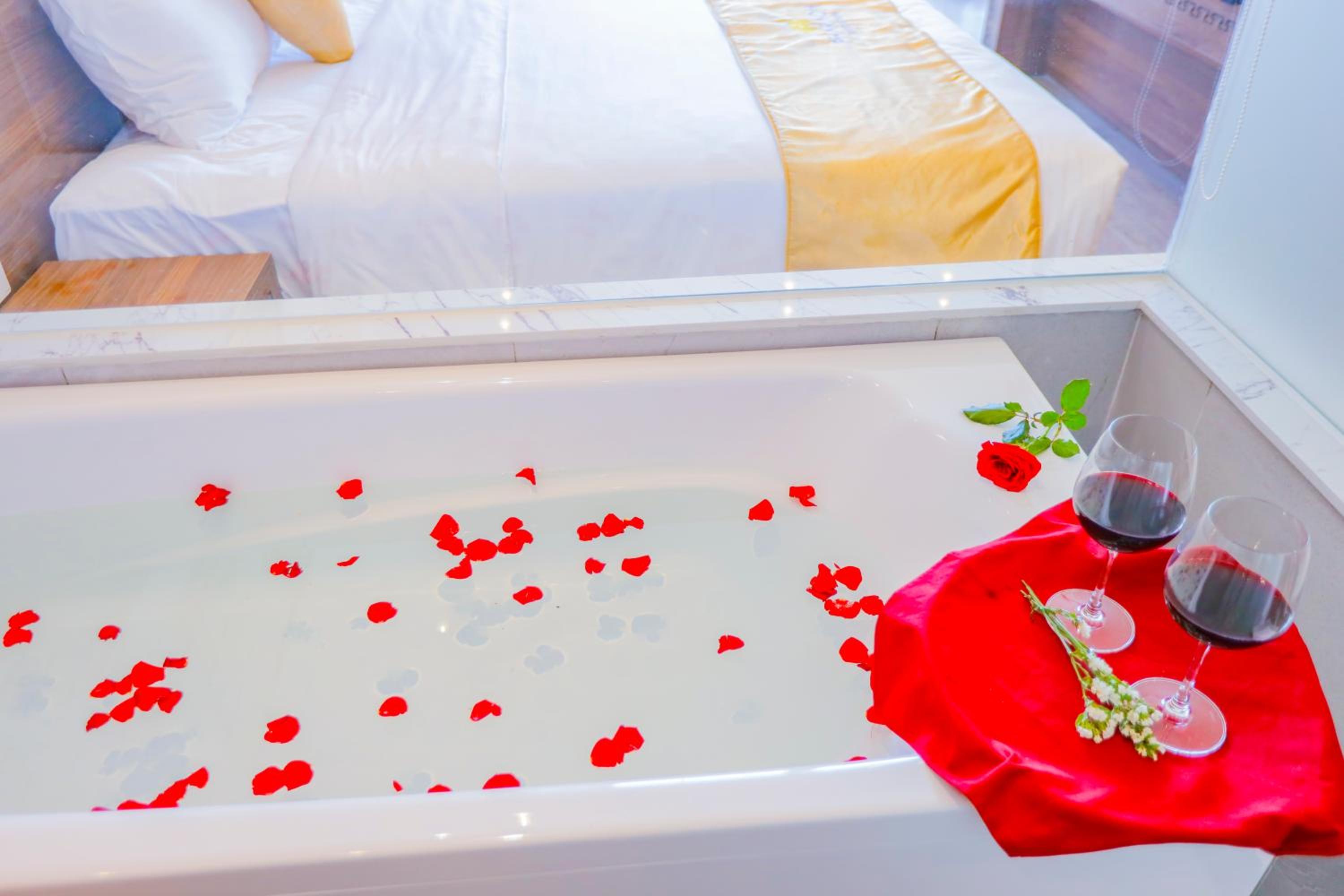 Family Suite with Balcony - Photo 8