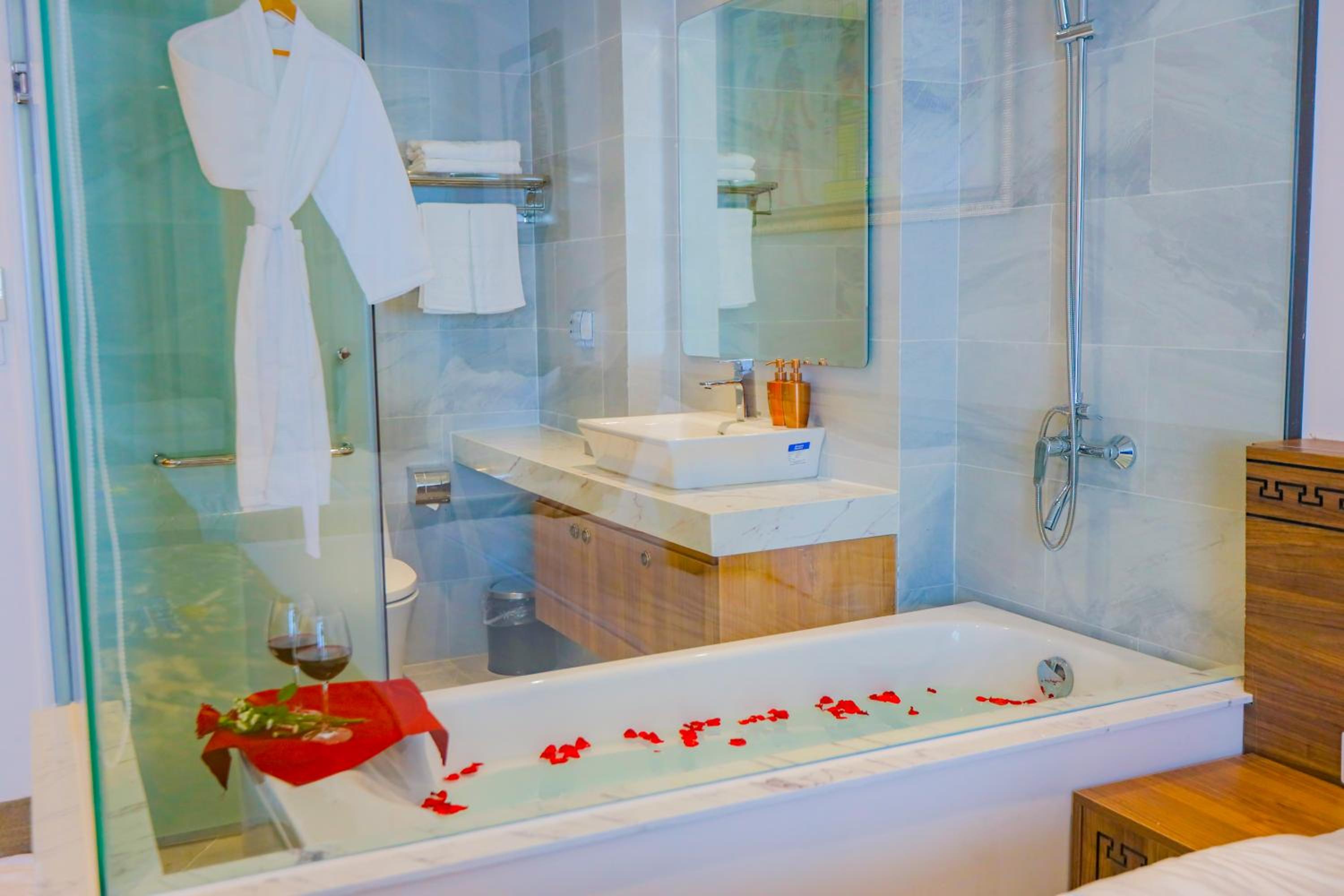 Family Suite with Balcony - Photo 7