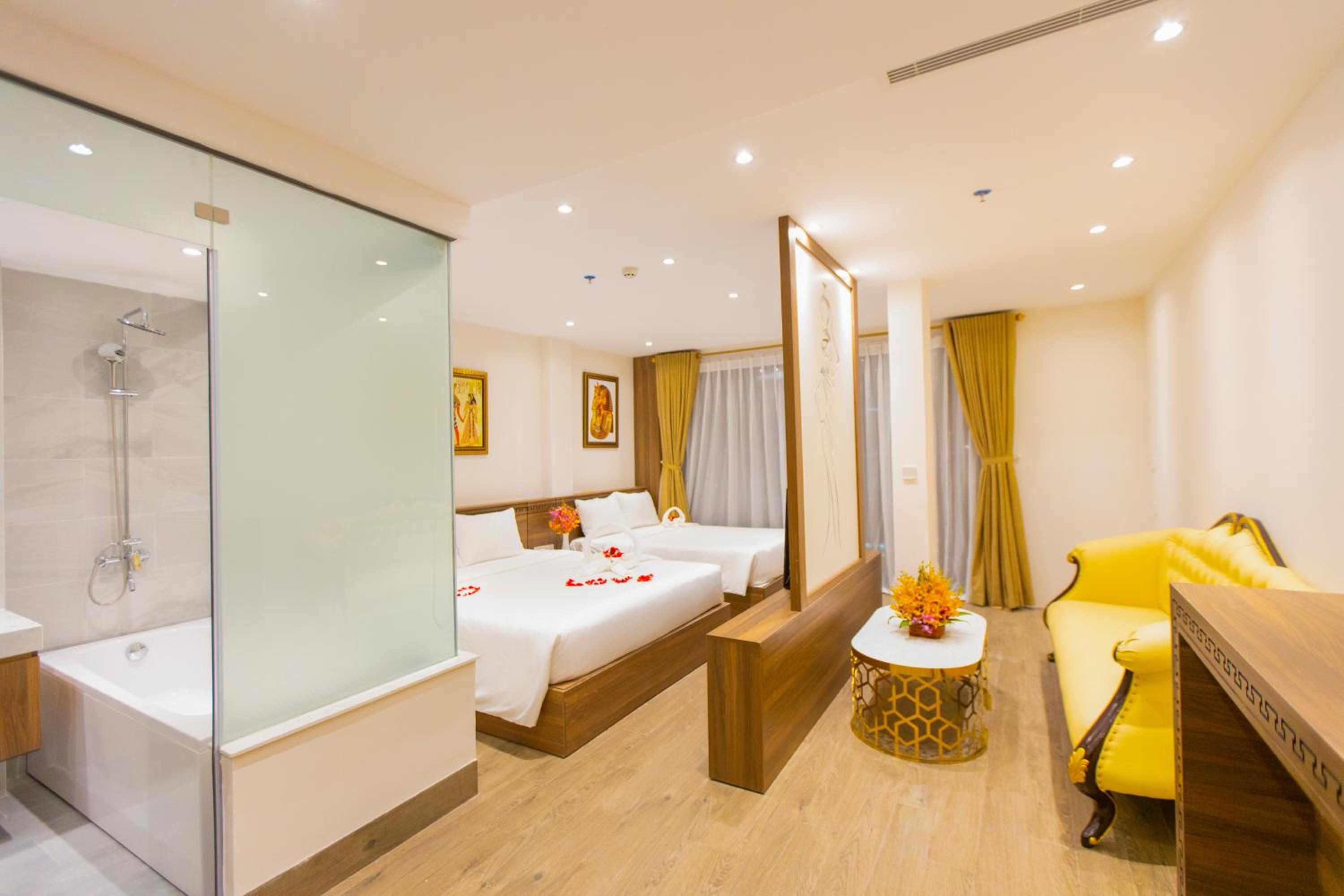 Family Suite with Balcony - Photo 4