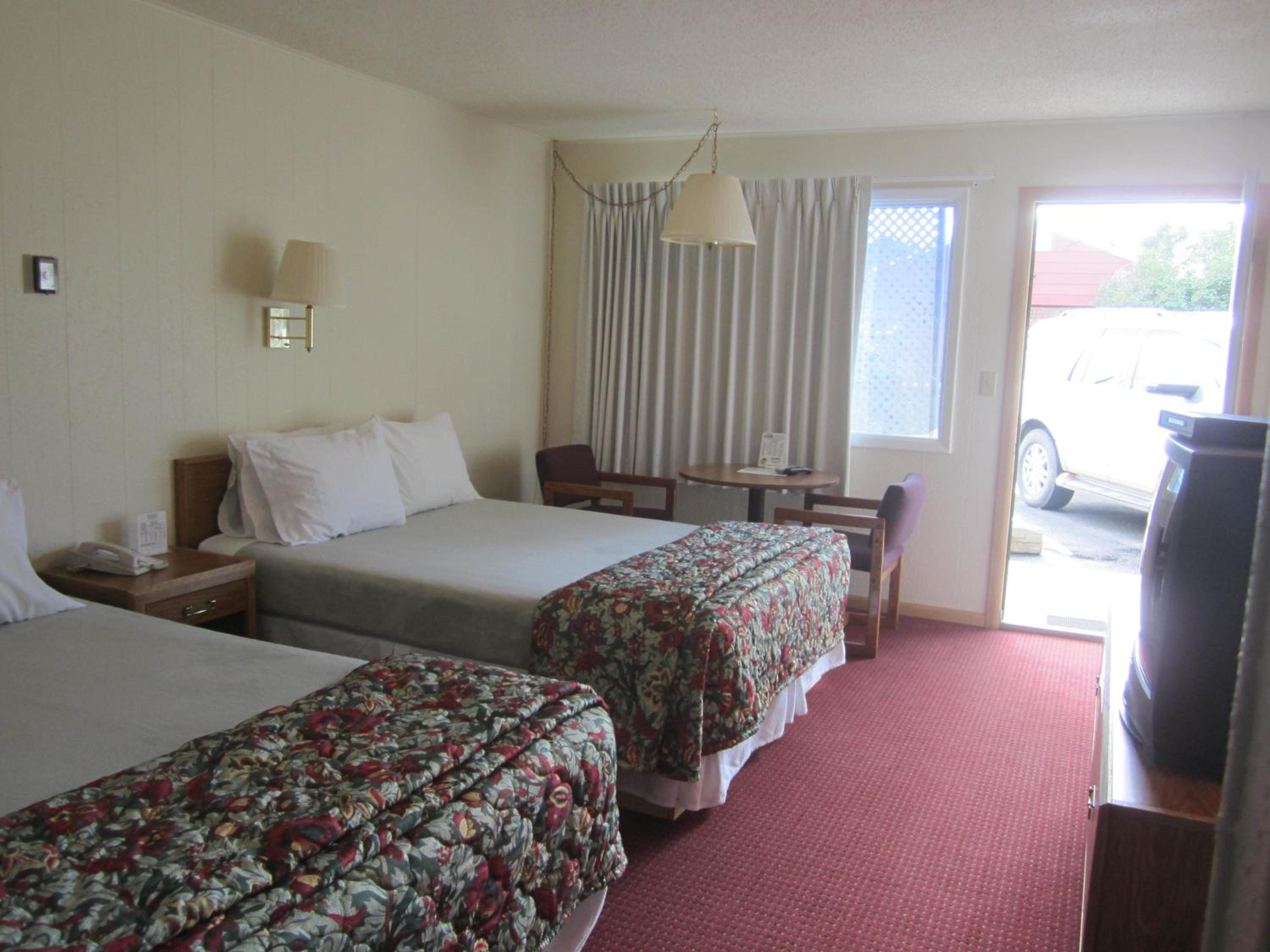 Queen Room with Two Queen Beds - Non-Smoking photo 1