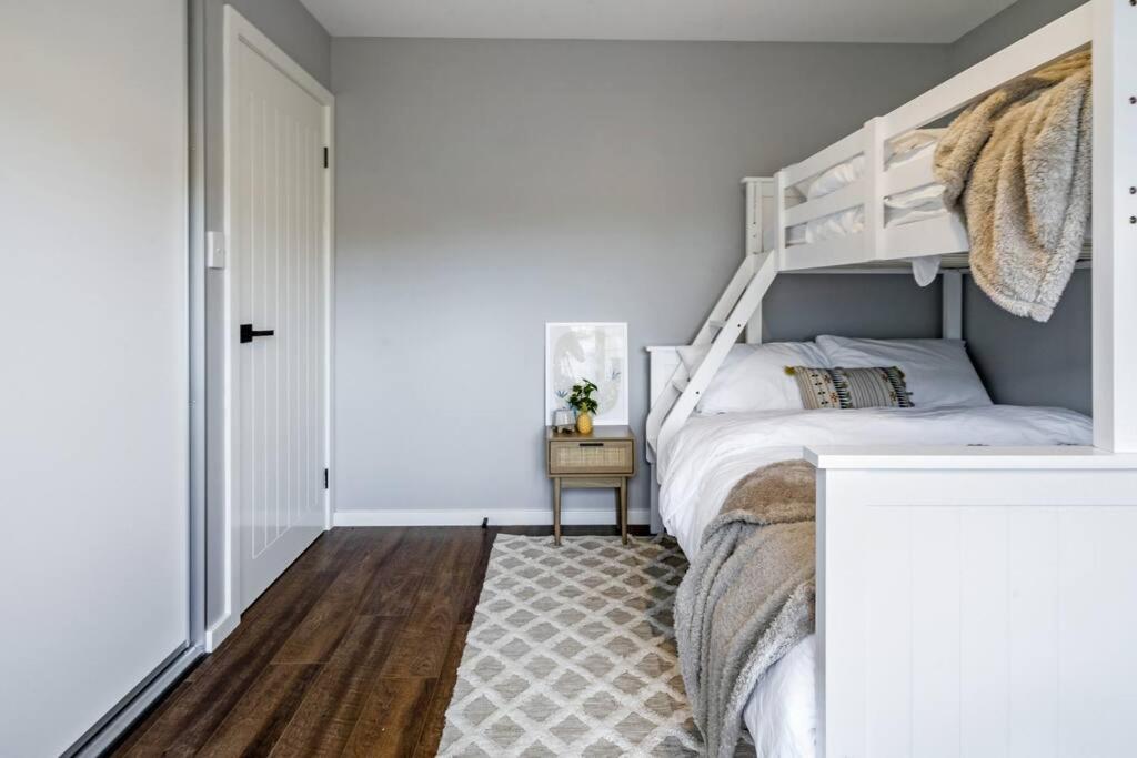 Five-Bedroom House photo 1
