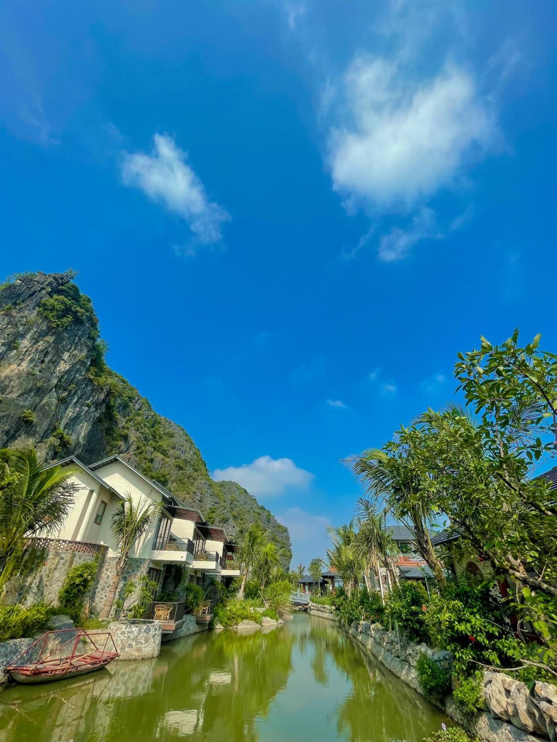 Deluxe Double or Twin Room with Lake View - Photo 1