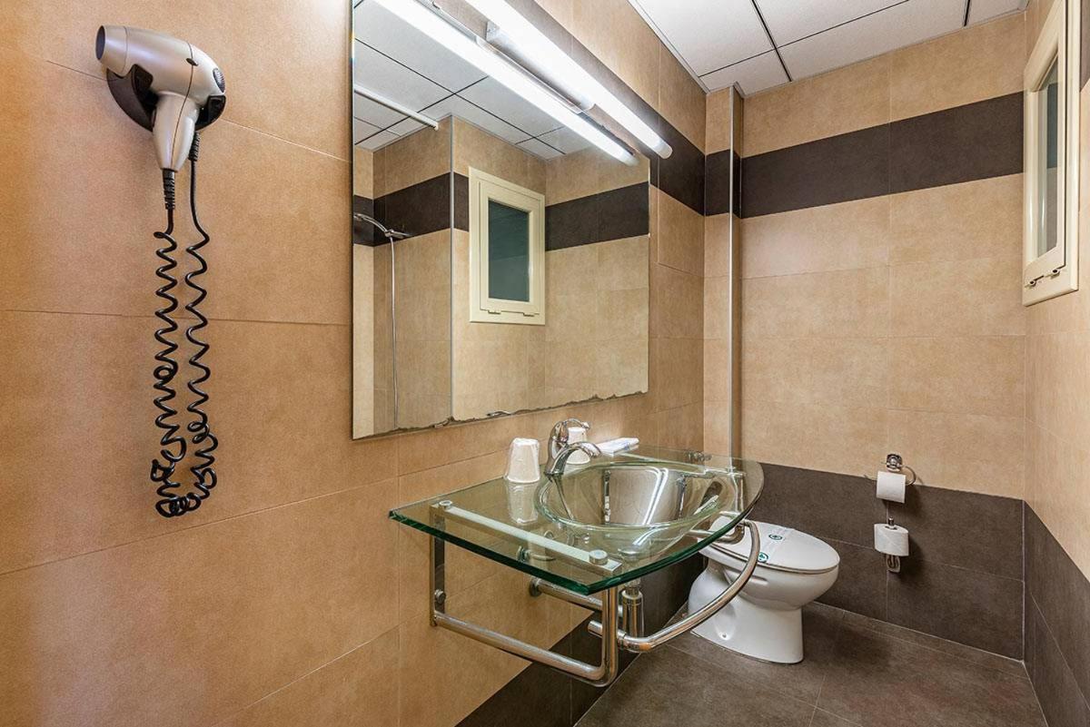 Double or Twin Room - Photo 4