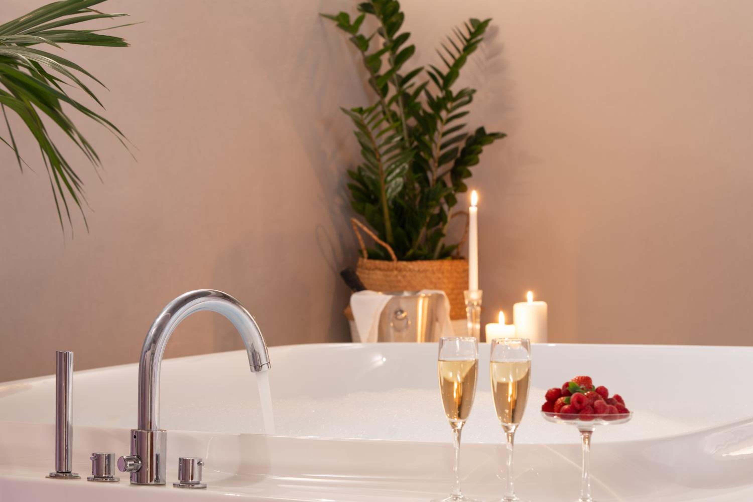 Queen Suite with Spa Bath photo 2