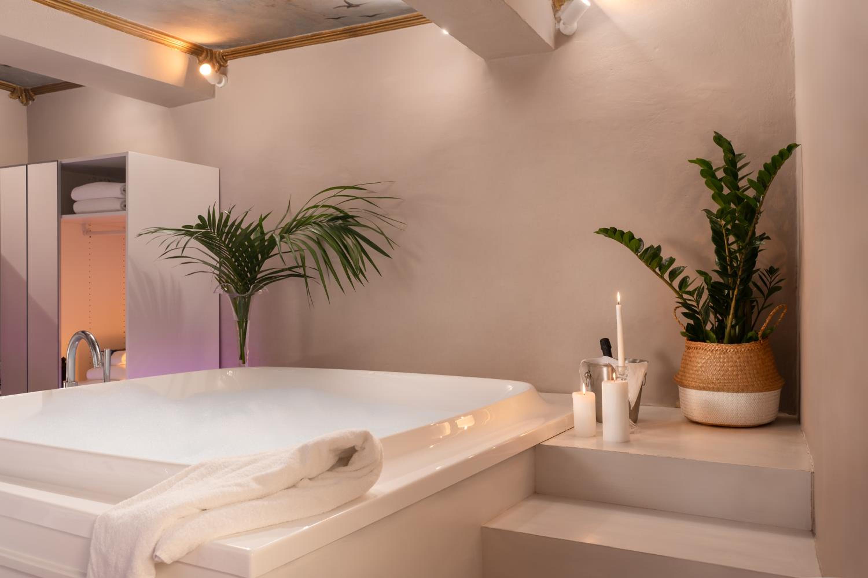 Queen Suite with Spa Bath photo 3