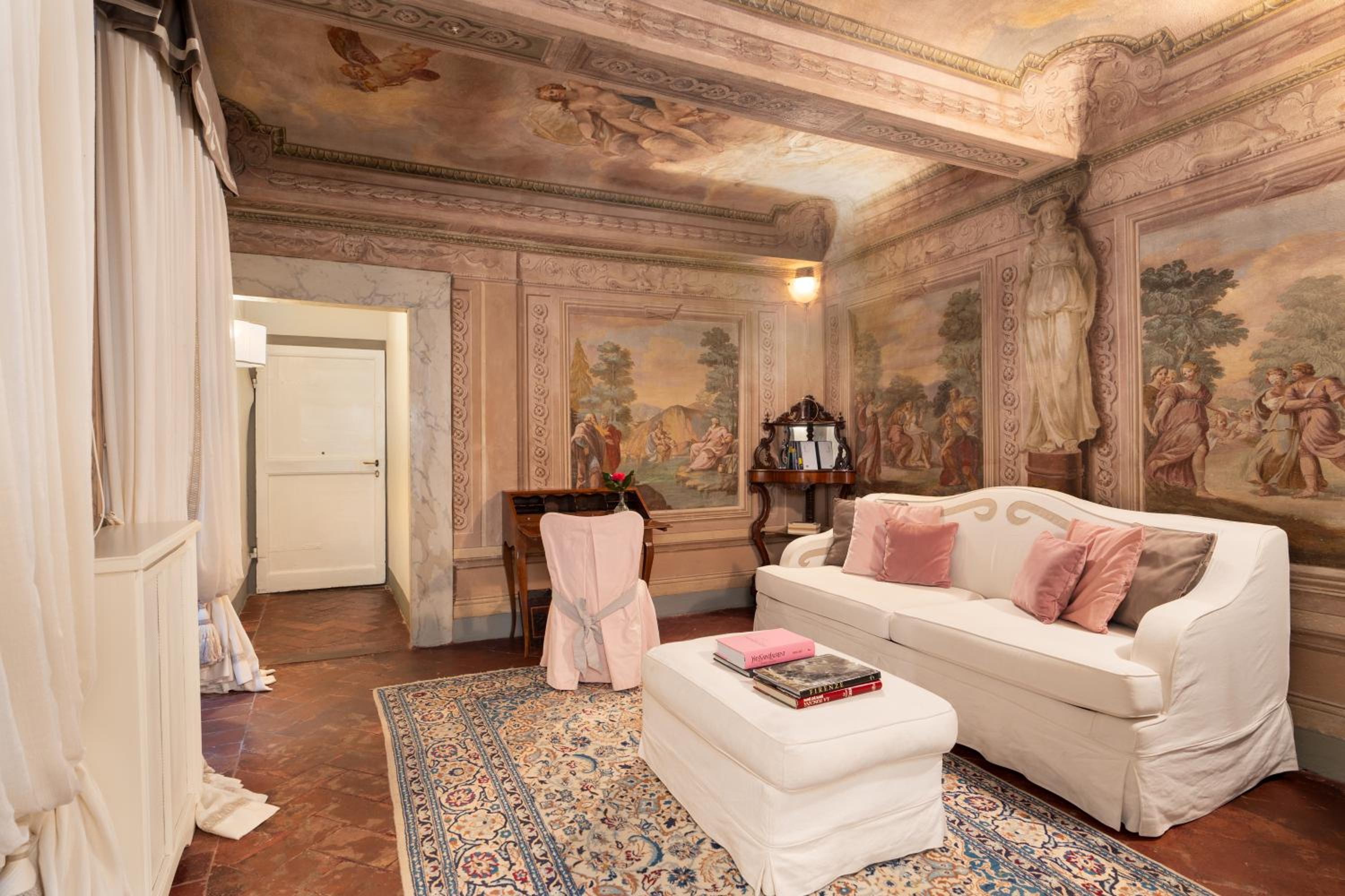 Deluxe Suite photo 1