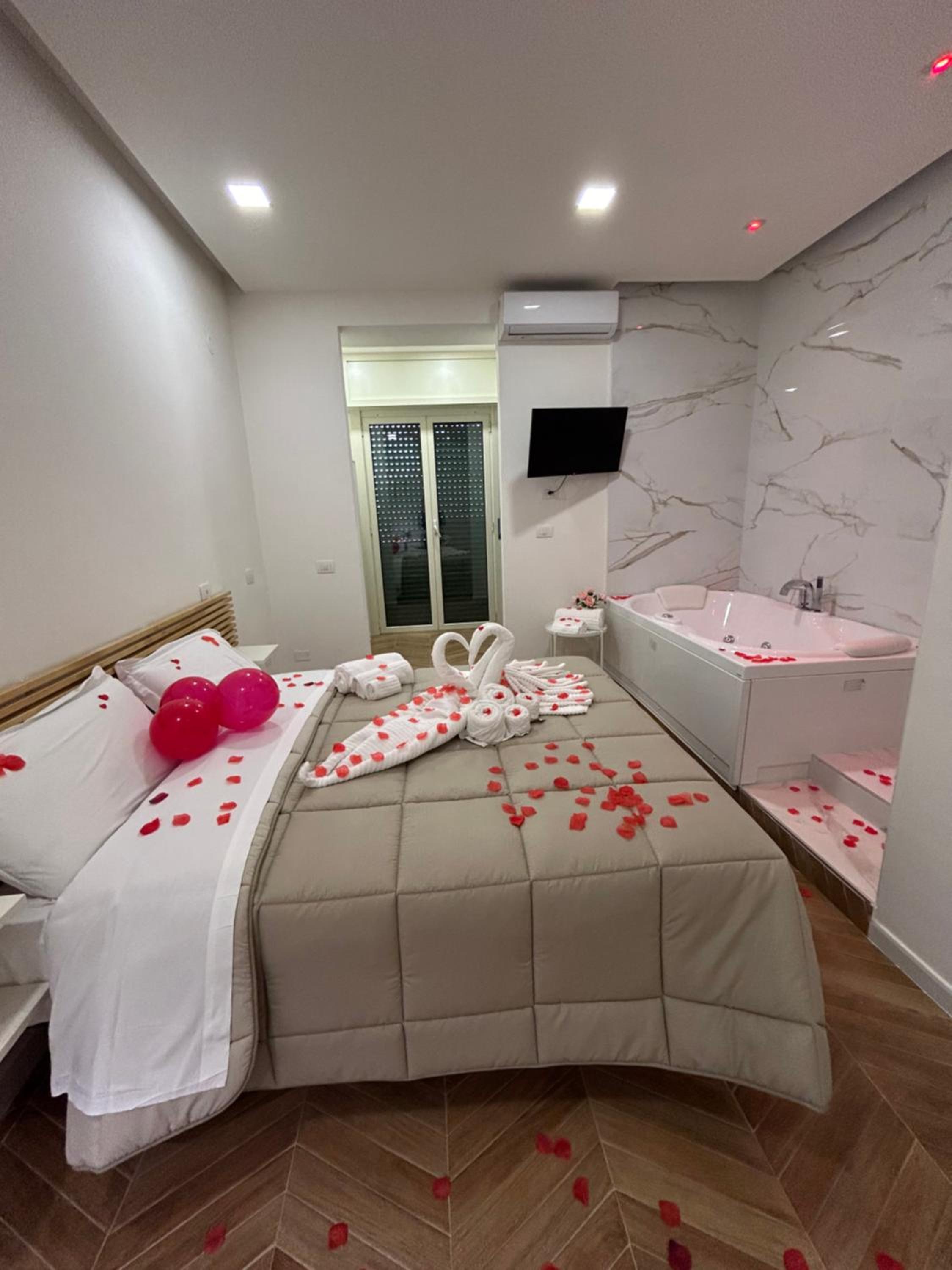 Suite with Hot Tub photo 1