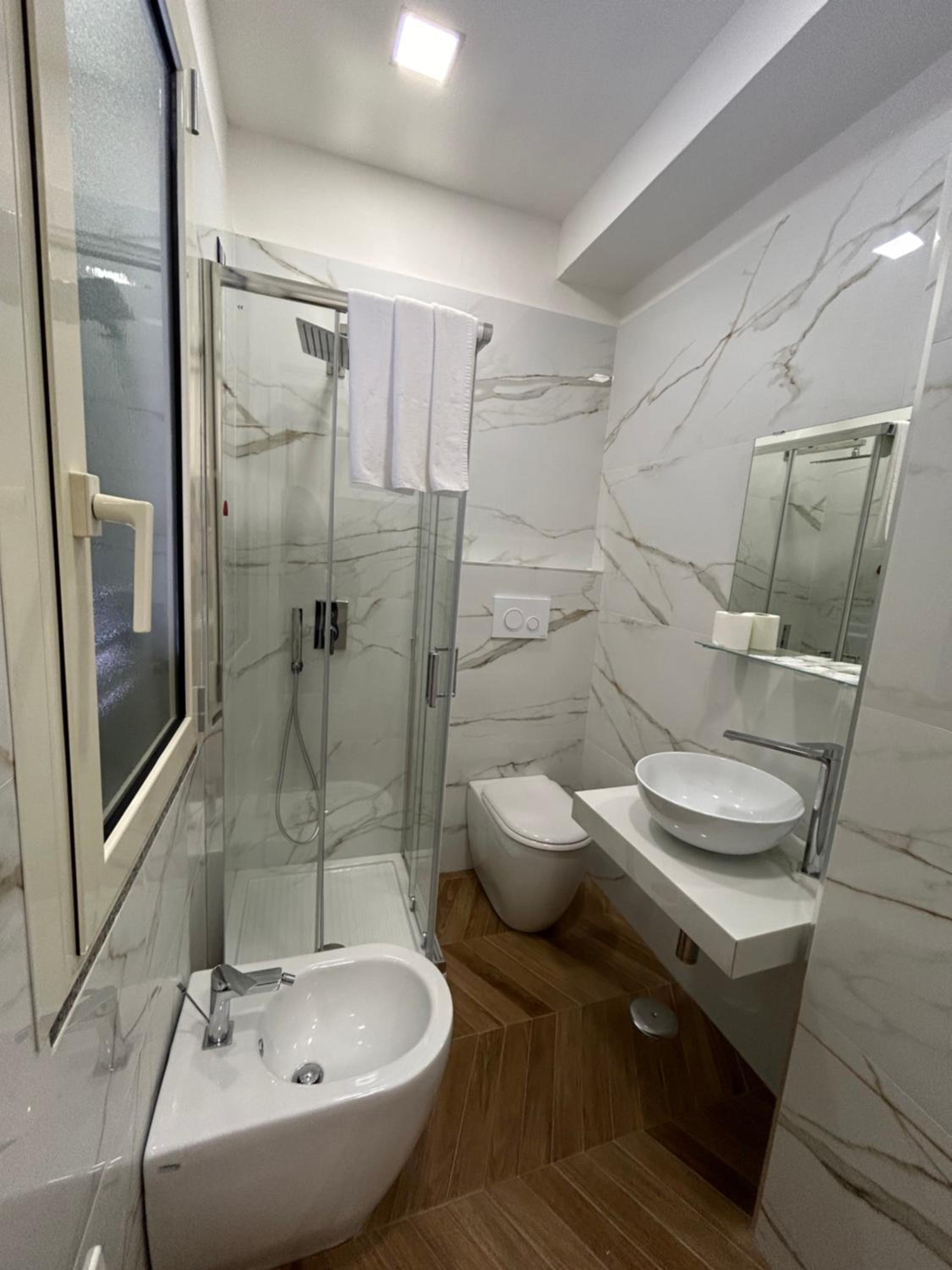 Suite with Hot Tub photo 2