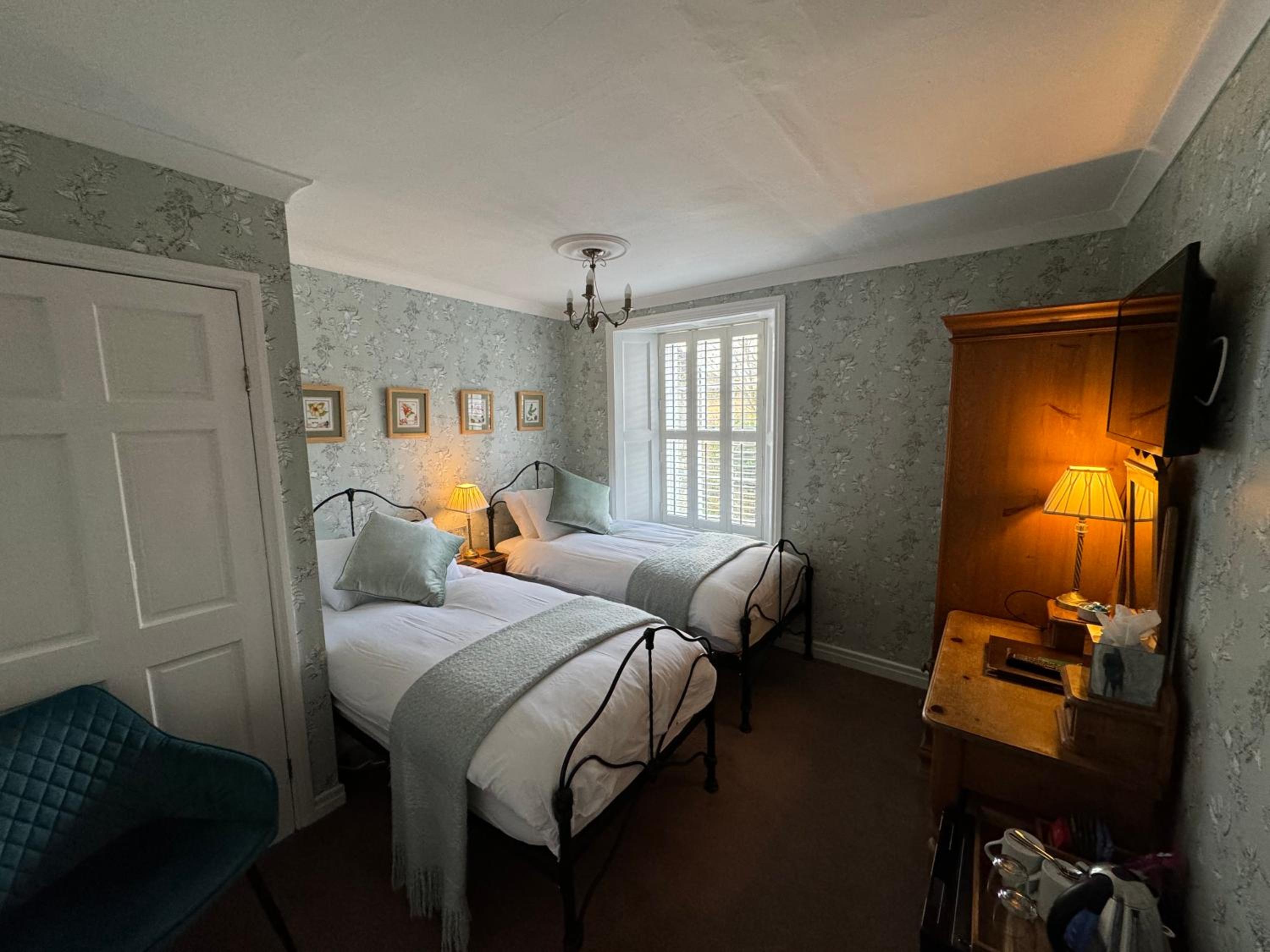 Twin Room with Private Bathroom photo 2